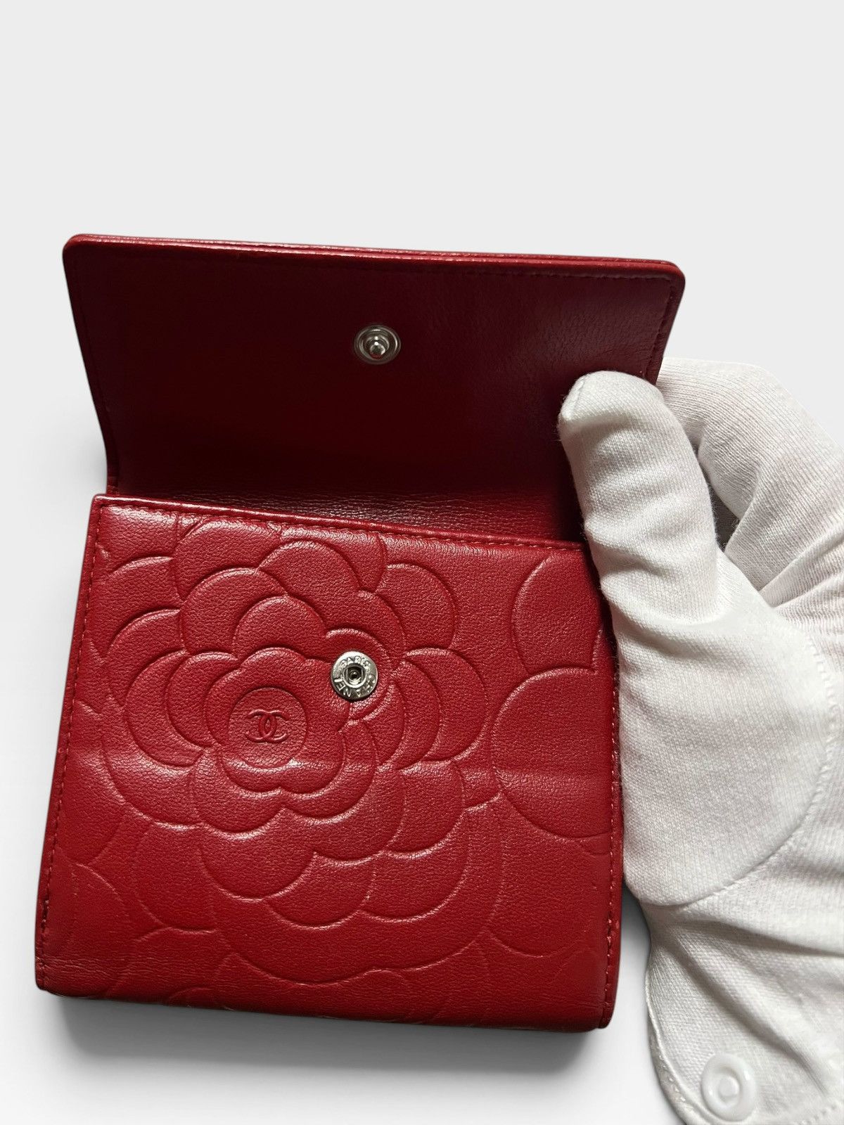 Chanel STEAL! Chanel Camellia embossed leather trifold wallet Size ONE SIZE - 3 Thumbnail