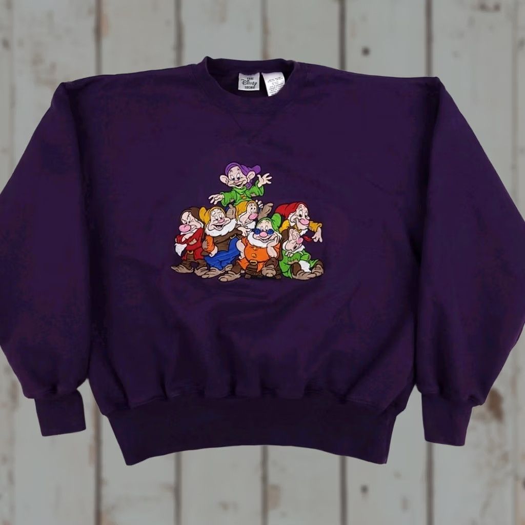 Disney VINTAGE Disney Seven Dwarfs Embroidered Sweatshirt Crew Neck Purple M Unisex Adults 90s Snow White USA Size US M / EU 48-50 / 2 - 1 Thumbnail