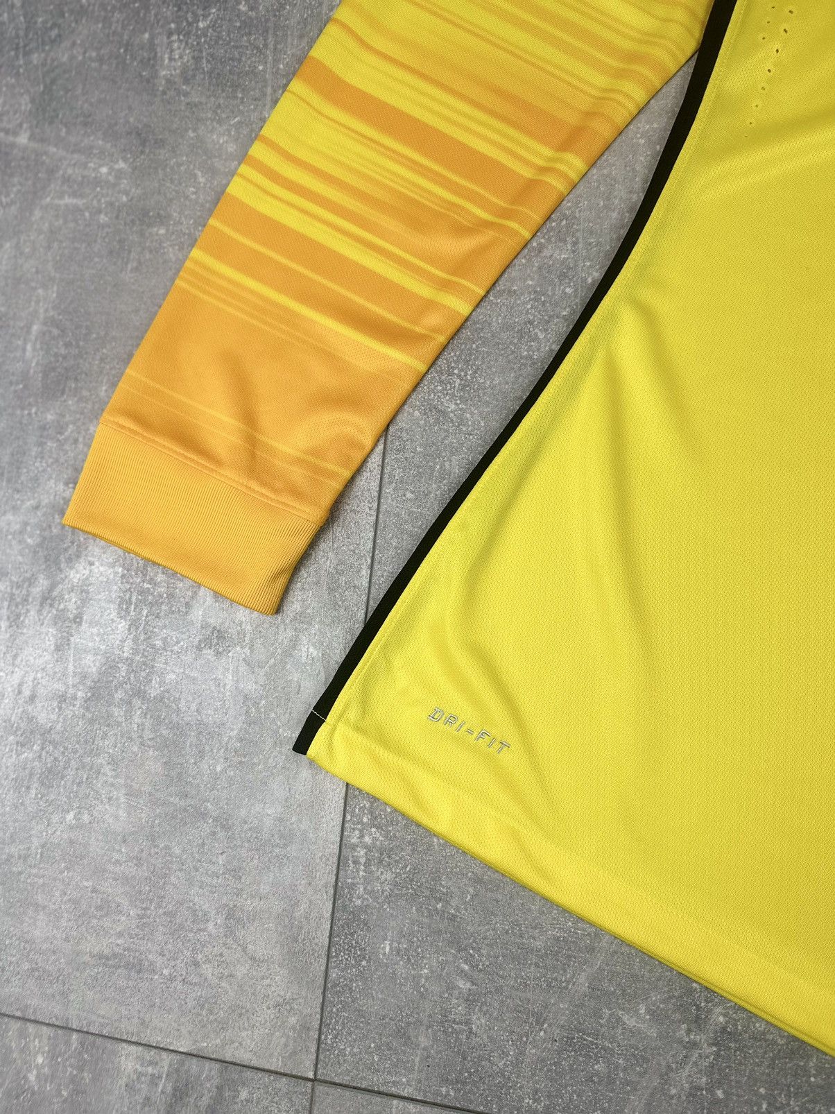 Nike Nike Paris Player Issue 2015/16 Goalkeeper Long Sleeve Size US L / EU 52-54 / 3 - 2 Thumbnail