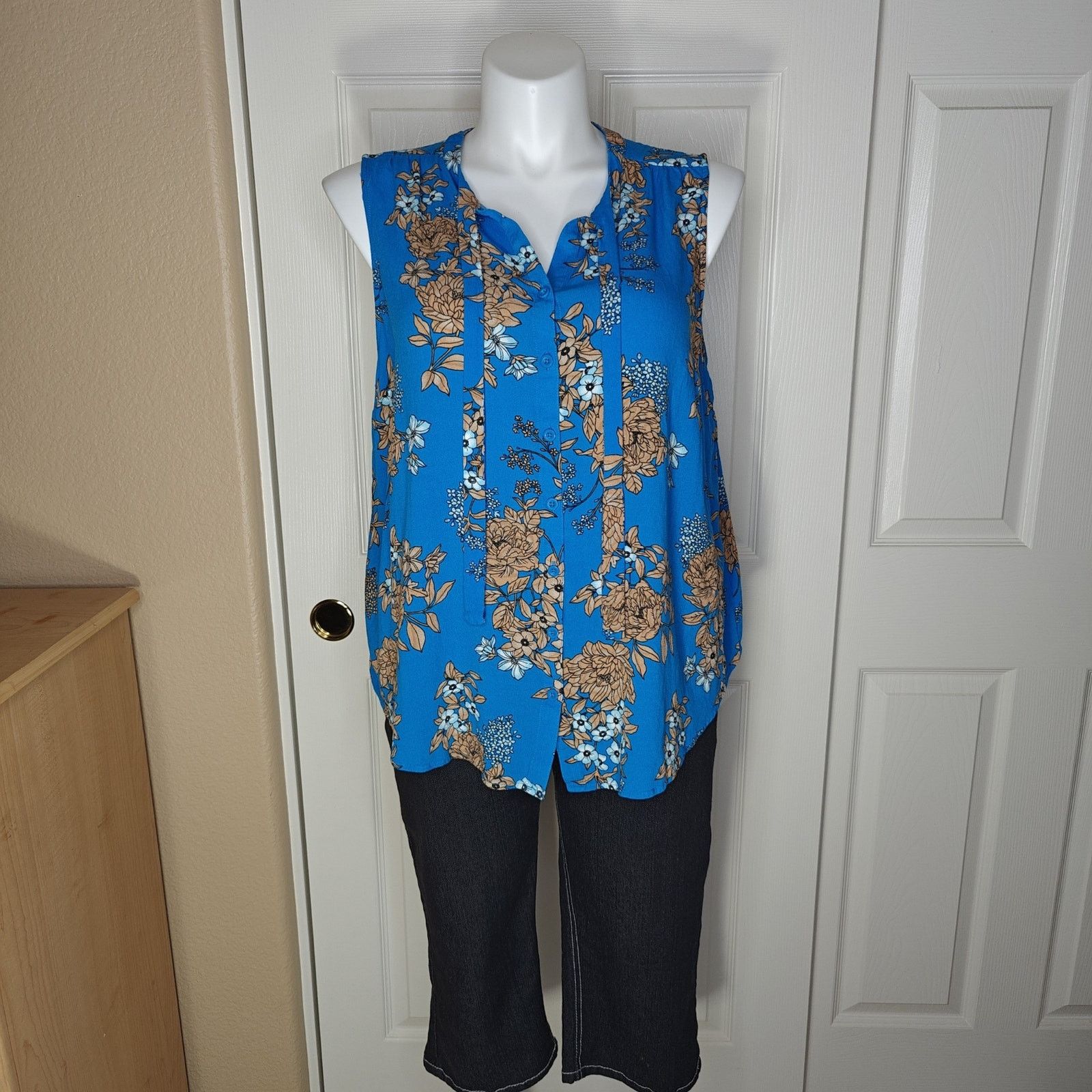 Torrid Torrid Crepe Tie-Front Floral Button-Up Sleeveless Top sz 3 Size 3XL / US 20-22 - 1 Thumbnail
