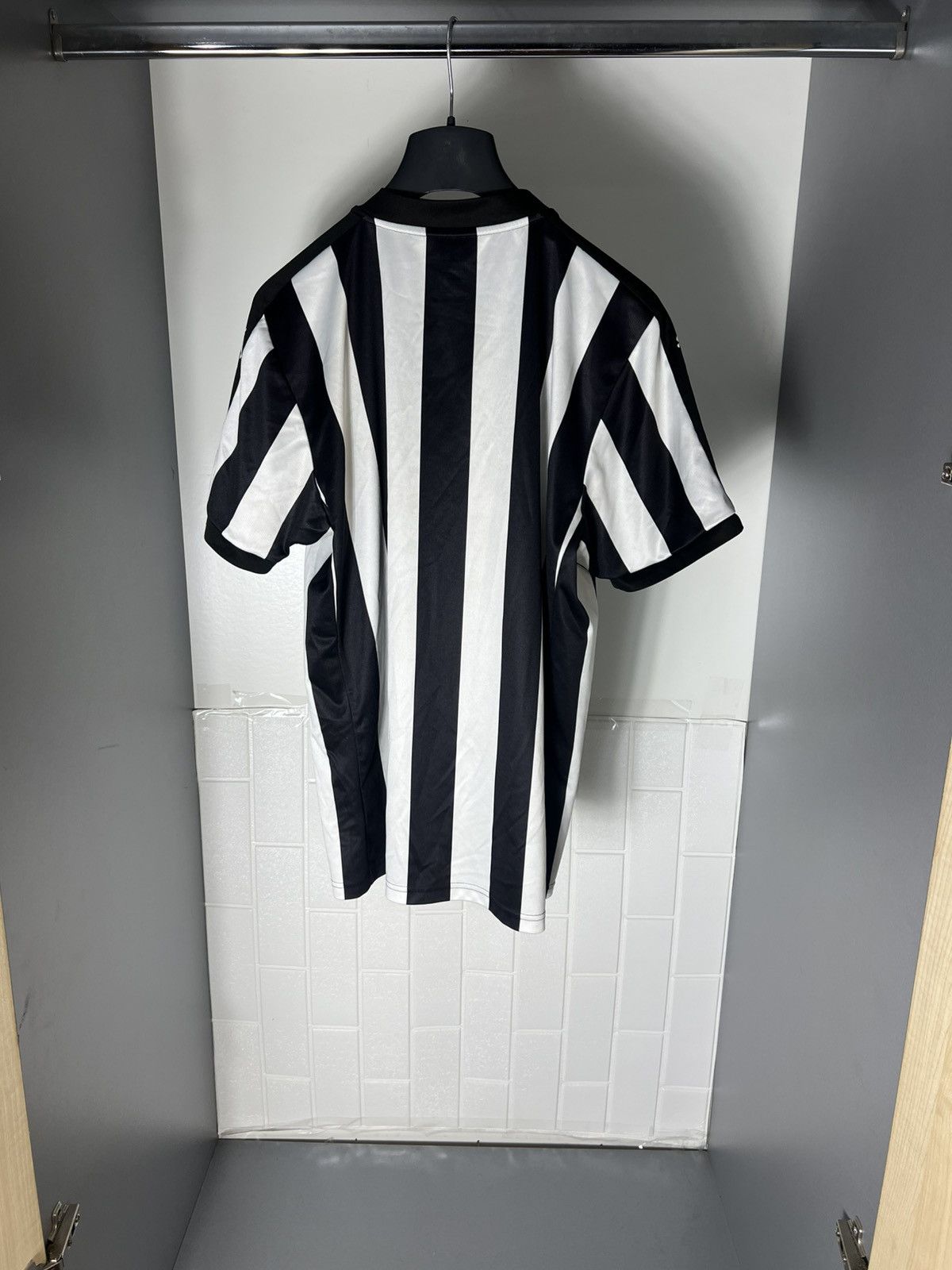 Vintage VERY RARE PUMA FC NEW CASTLE UNITED ENGLAND SOCCER JERSEY Size US L / EU 52-54 / 3 - 8 Thumbnail