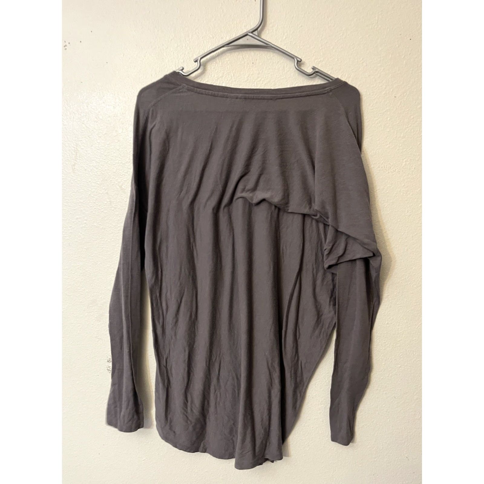 Athleta Athleta Gray T-Shirt Top Size Medium Long Sleeve Activewear Casual Regular Womens Size M / US 6-8 / IT 42-44 - 3 Thumbnail