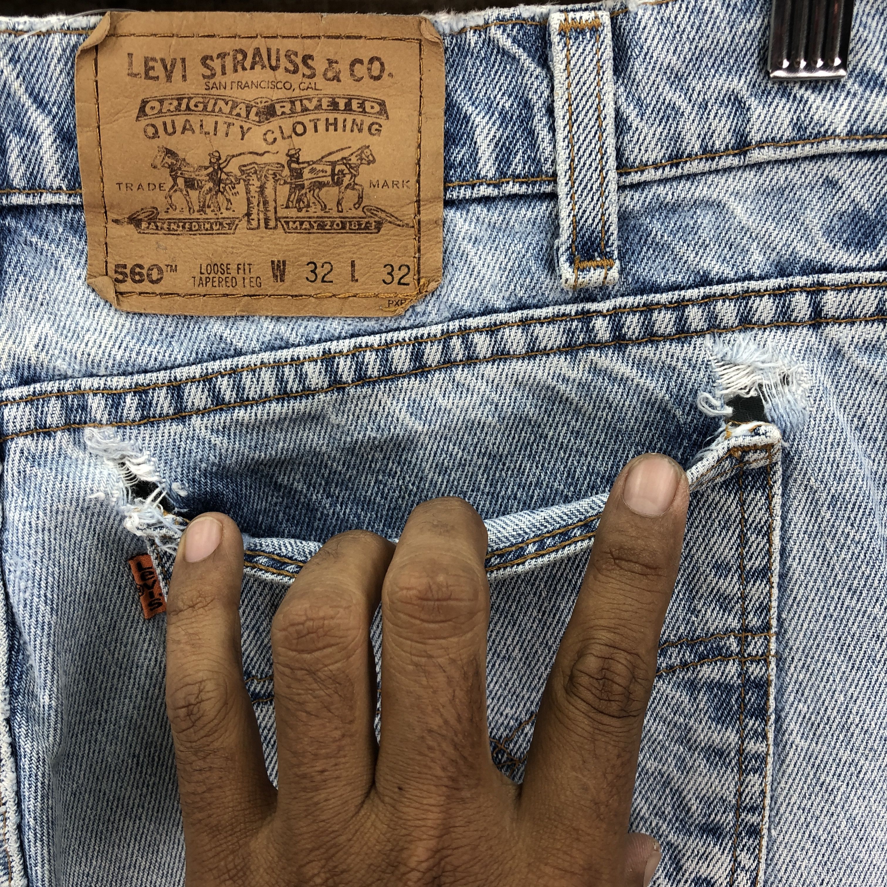 Levi's Vintage Levis 560 Distressed Jeans Levi'sLight Wash Denim Size 28" / US 6 / IT 42 - 7 Thumbnail