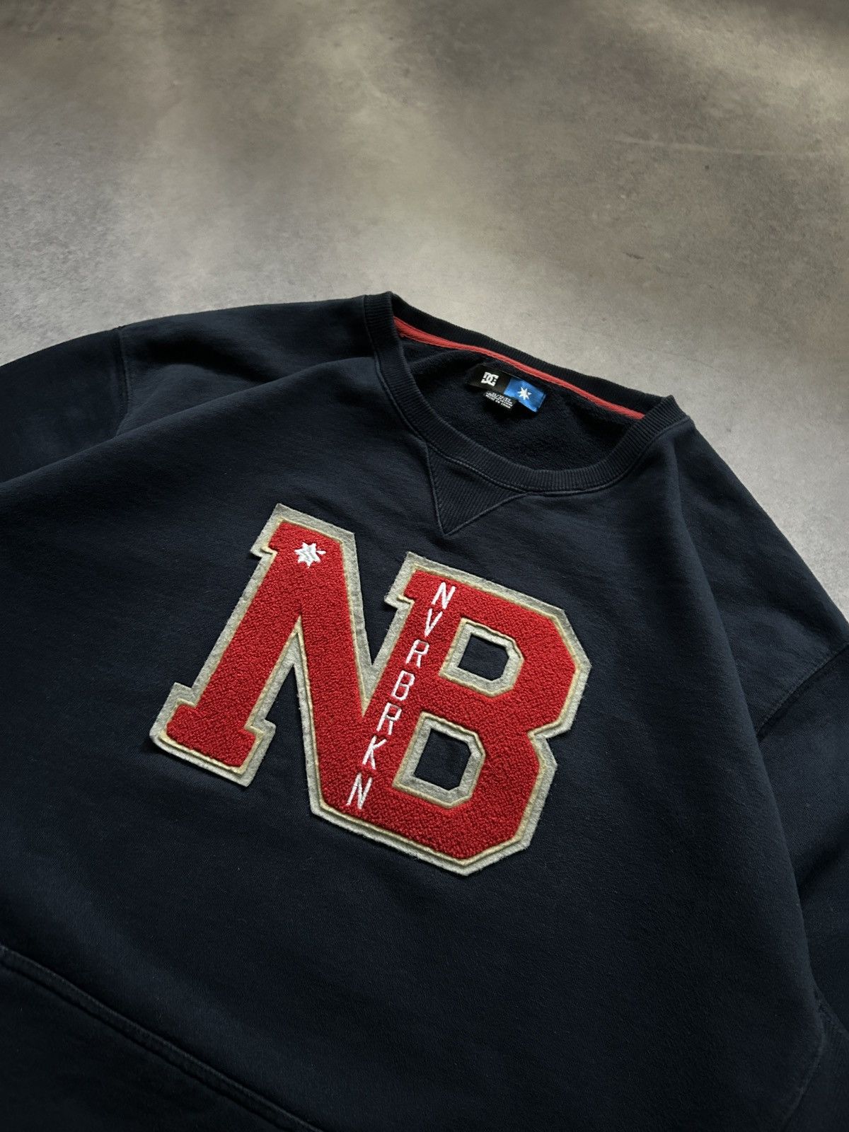 DC × Vintage Vintage Dc Shoes Skate x Nvrbkn big logo sweatshirt Size US XL / EU 56 / 4 - 2 Thumbnail