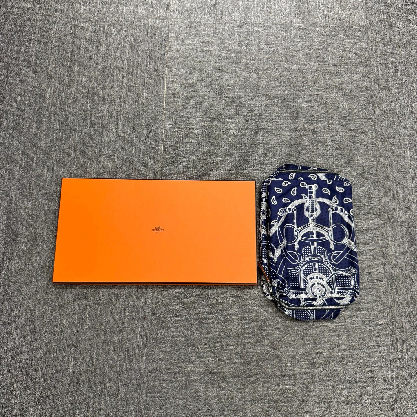 Hermes Hermes Cashew Print Mulberry Silk Case 25x20x10cm Size ONE SIZE - 1 Thumbnail
