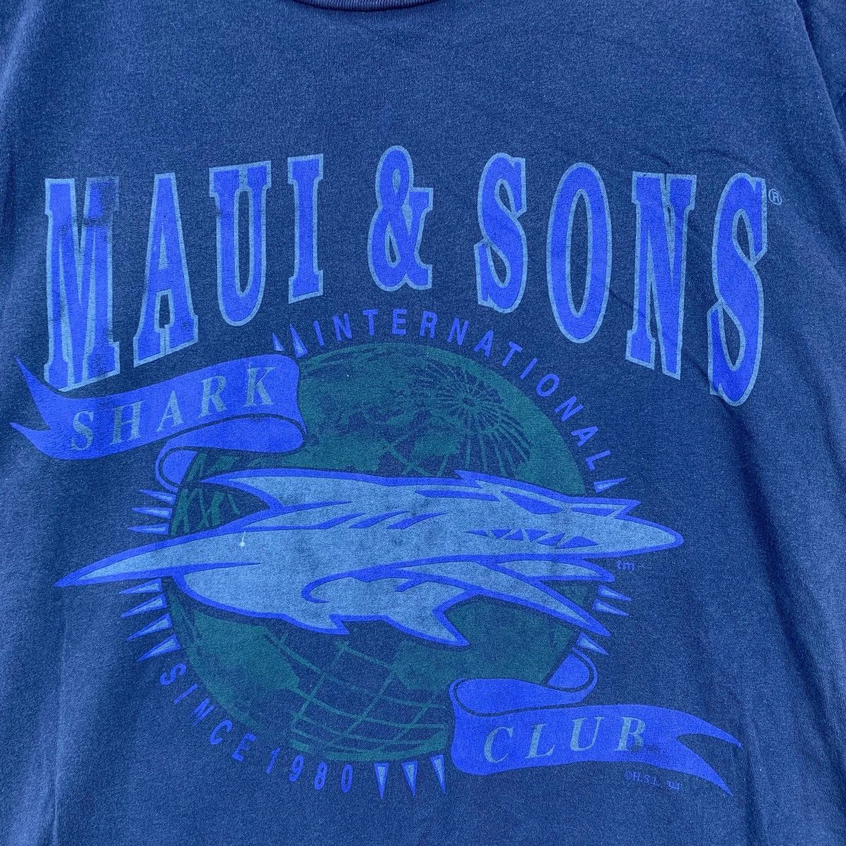 Maui and Sons Vintage 90s MAUI AND SONS 1994 Usa Shark Club Tshirt Size US XL / EU 56 / 4 - 3 Thumbnail