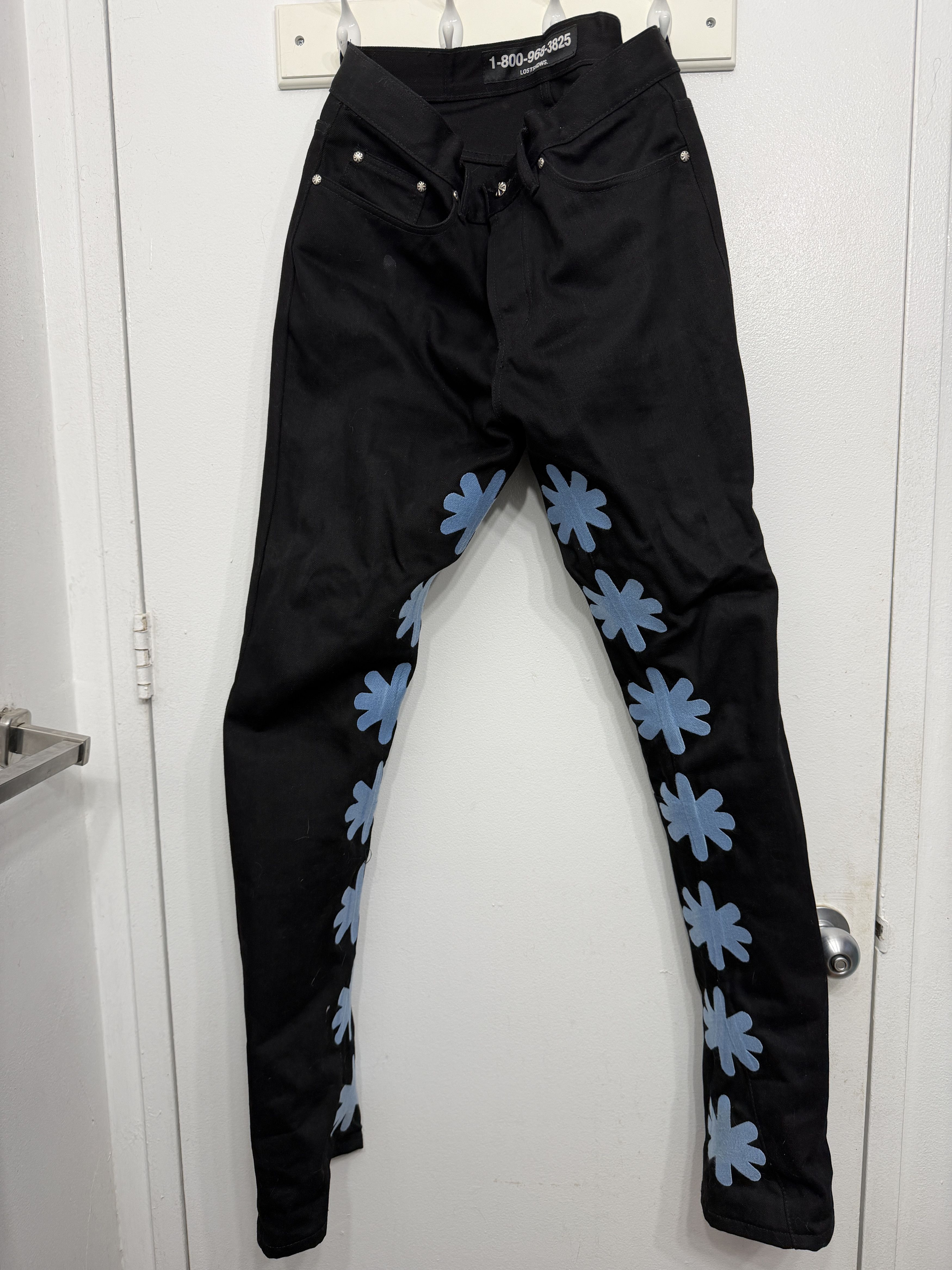 パンツ LOSTSHDWS LOGO JEANS LOSTSHDWS | (COMPLEXCON) LOSTSHDWS Embossed Logo Denim Pant…