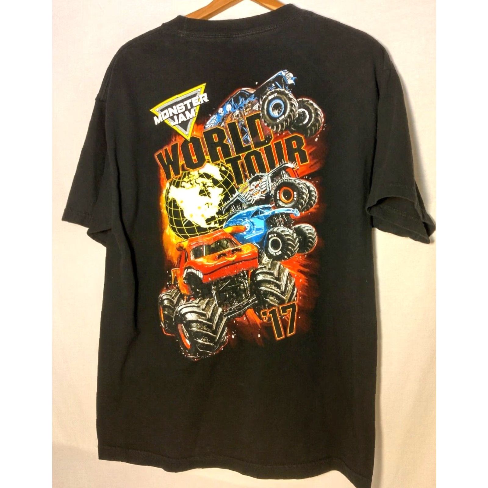 Vintage VINTAGE Monster Jam World Tour 2017 Shirt Men Large Grave Digger Black 4WD Trucks Monster Trucks Crew Neck Short Sleeve Cotton Blend Read Read? Size US L / EU 52-54 / 3 - 3 Thumbnail
