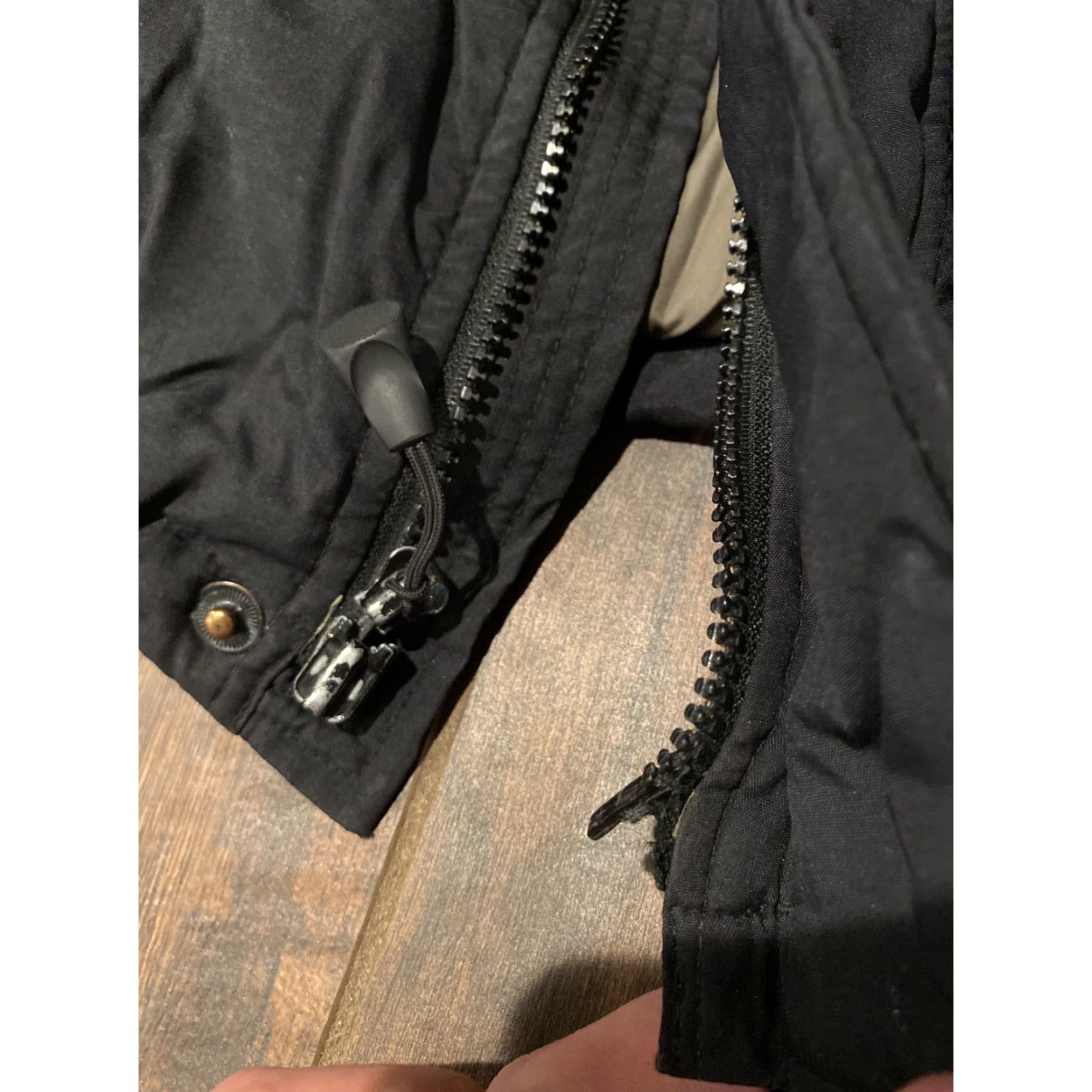 Mountain Hardwear VINTAGE Mountain Hardwear Black Goose Down Parka Jacket Large L Mens No Hood Zip Defect Size US L / EU 52-54 / 3 - 7 Thumbnail