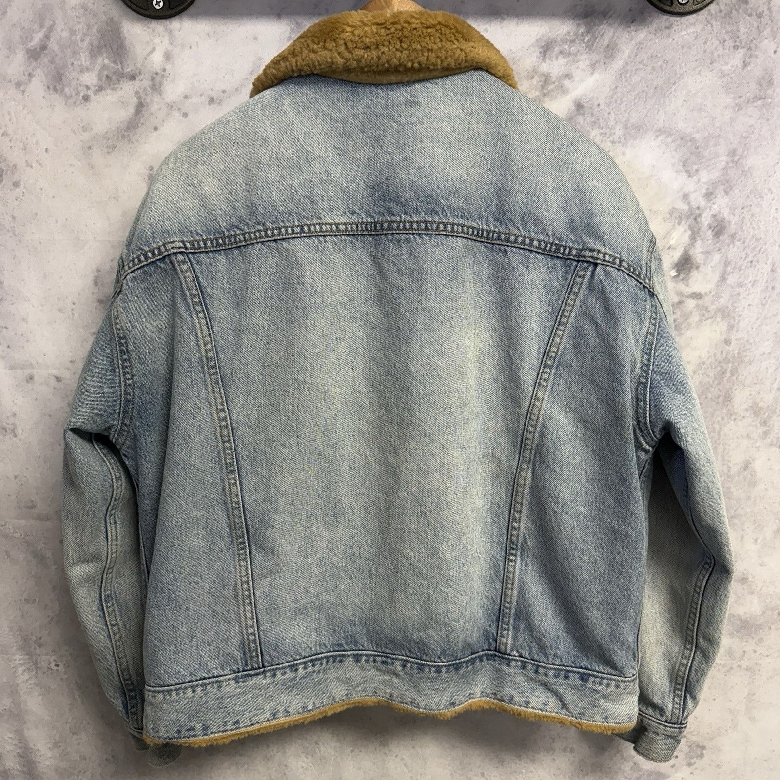 Levi's Levis Vegan Faux Fur Lined Denim Trucker Jacket Size Small Size S / US 4 / IT 40 - 2 Thumbnail