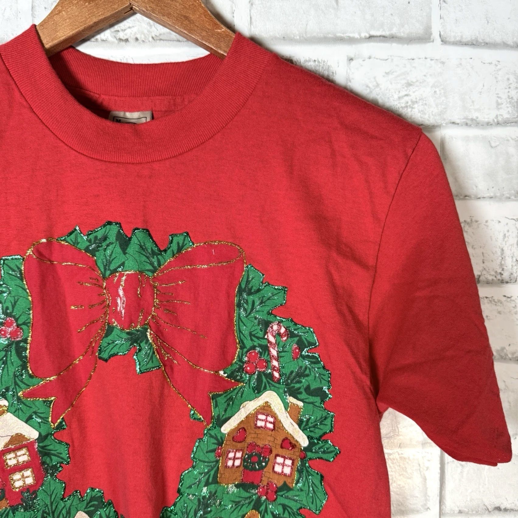 Delta VINTAGE Delta Christmas T-Shirt Unisex M Puff Paint Wreath Red USA Mens/Womens Size US M / EU 48-50 / 2 - 2 Thumbnail