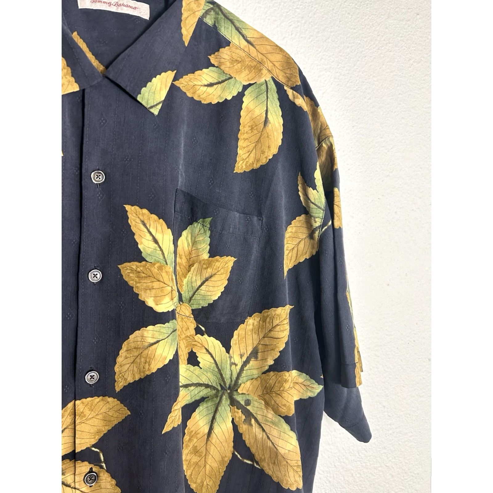 Tommy Bahama VINTAGE Tommy Bahama Mens 2XL Black Silk Button-Up Hawaiian Shirt Casual Mens Shirt Hawaiian 90s? Size US XXL / EU 58 / 5 - 4 Thumbnail