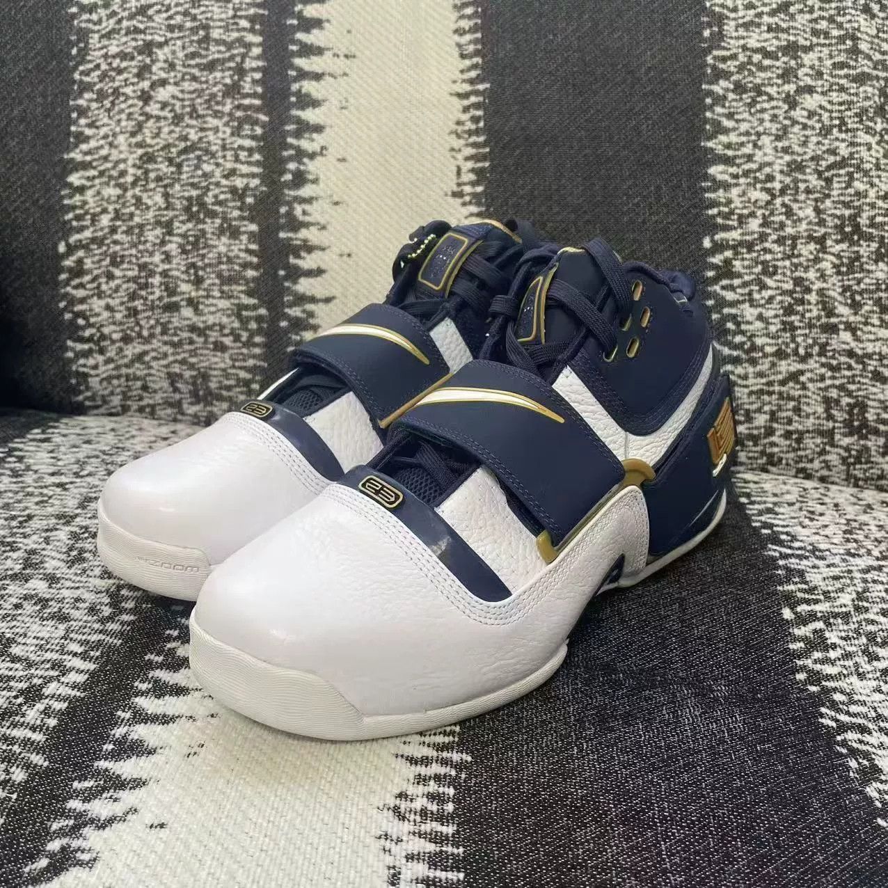 Nike Nike LEBRON Blue Lowtop Sneakers 9 Men Size US 9 / EU 42 - 1 Thumbnail