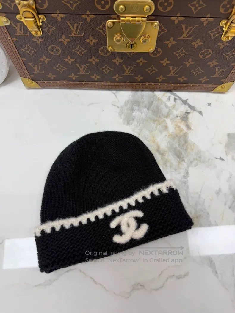 Chanel Chanel 24V white wavy edge double c logo black knitted col Size ONE SIZE - 1 Thumbnail