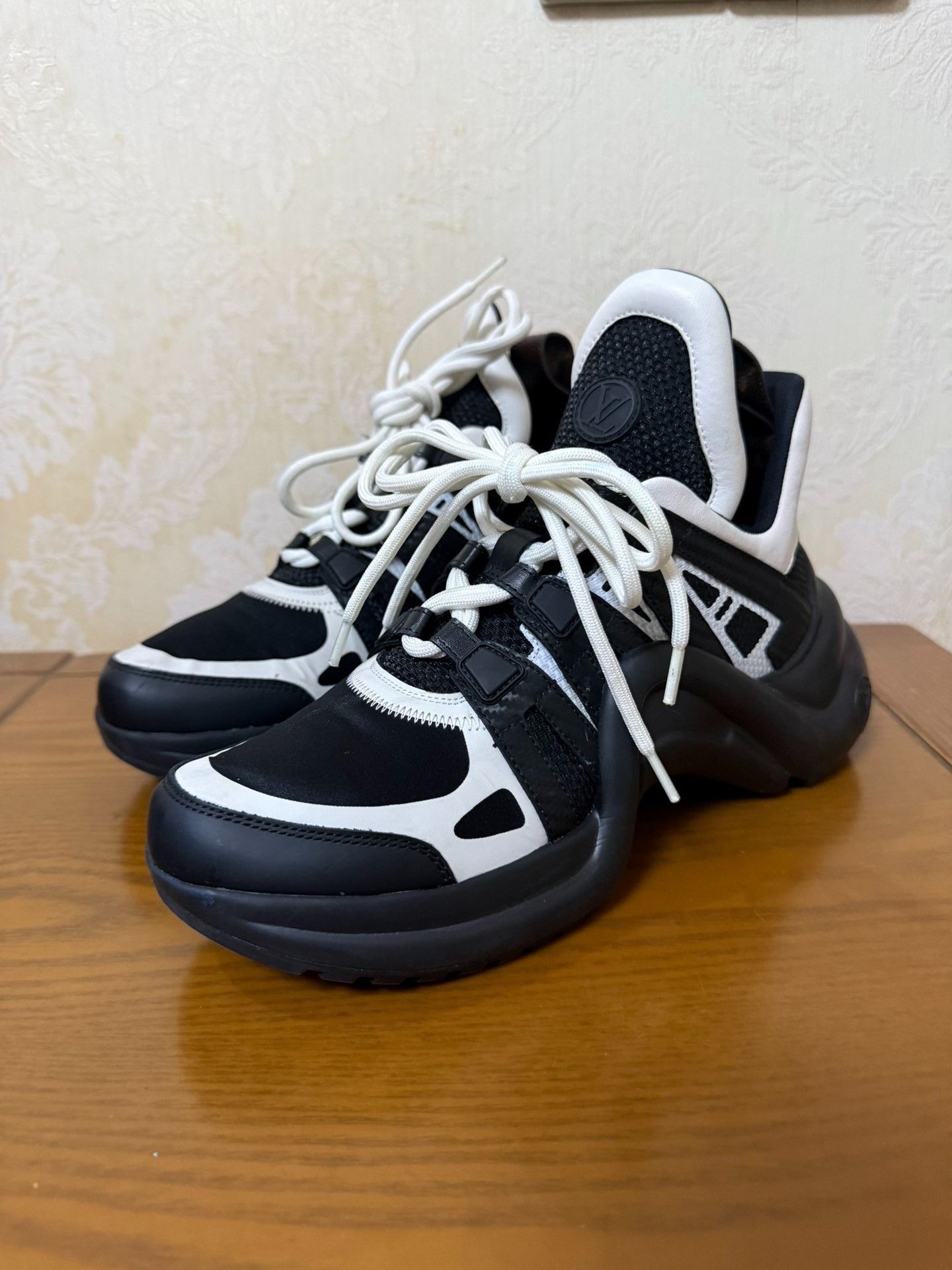 Louis Vuitton Louis Vuitton Black Lowtop Sneakers 37 Men Size US 5 / EU 37 - 1 Thumbnail