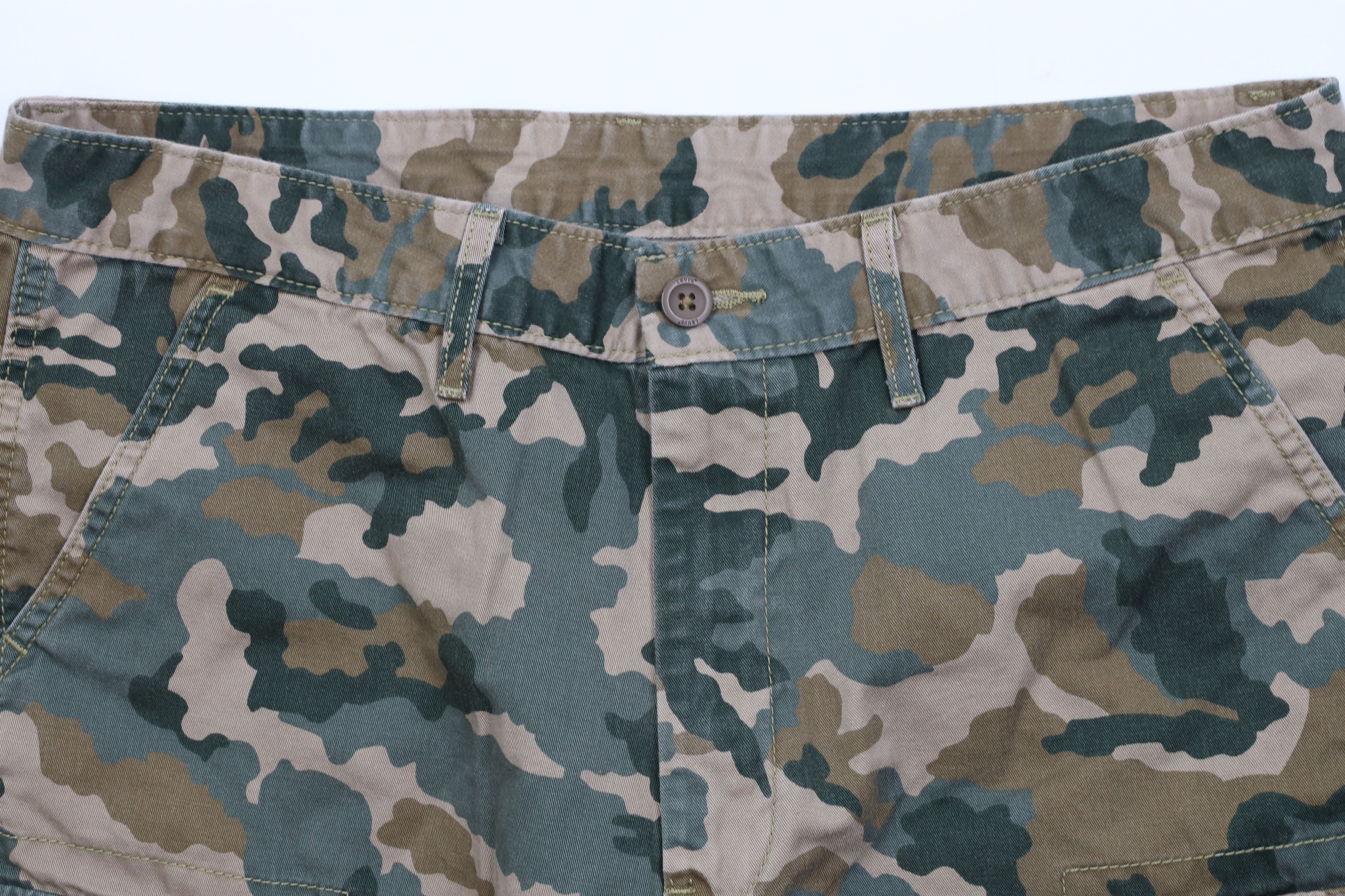 Levi's Vintage Y2K Levis Relaxed Fit Camouflage Cargo Shorts Cotton Size US 33 - 2 Thumbnail