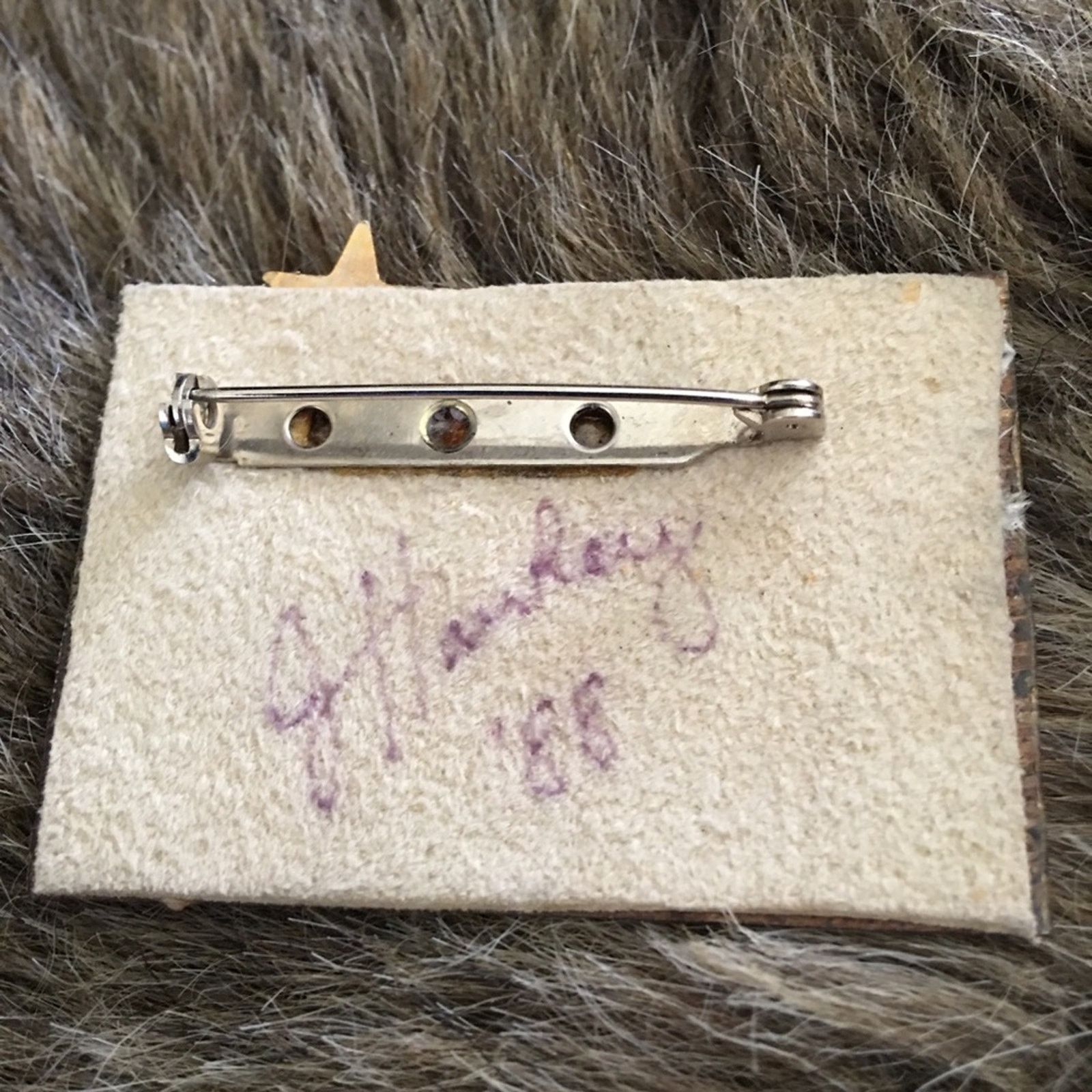 Vintage Vintage 1988 artist signed gold tone brooch pin Size ONE SIZE - 3 Thumbnail