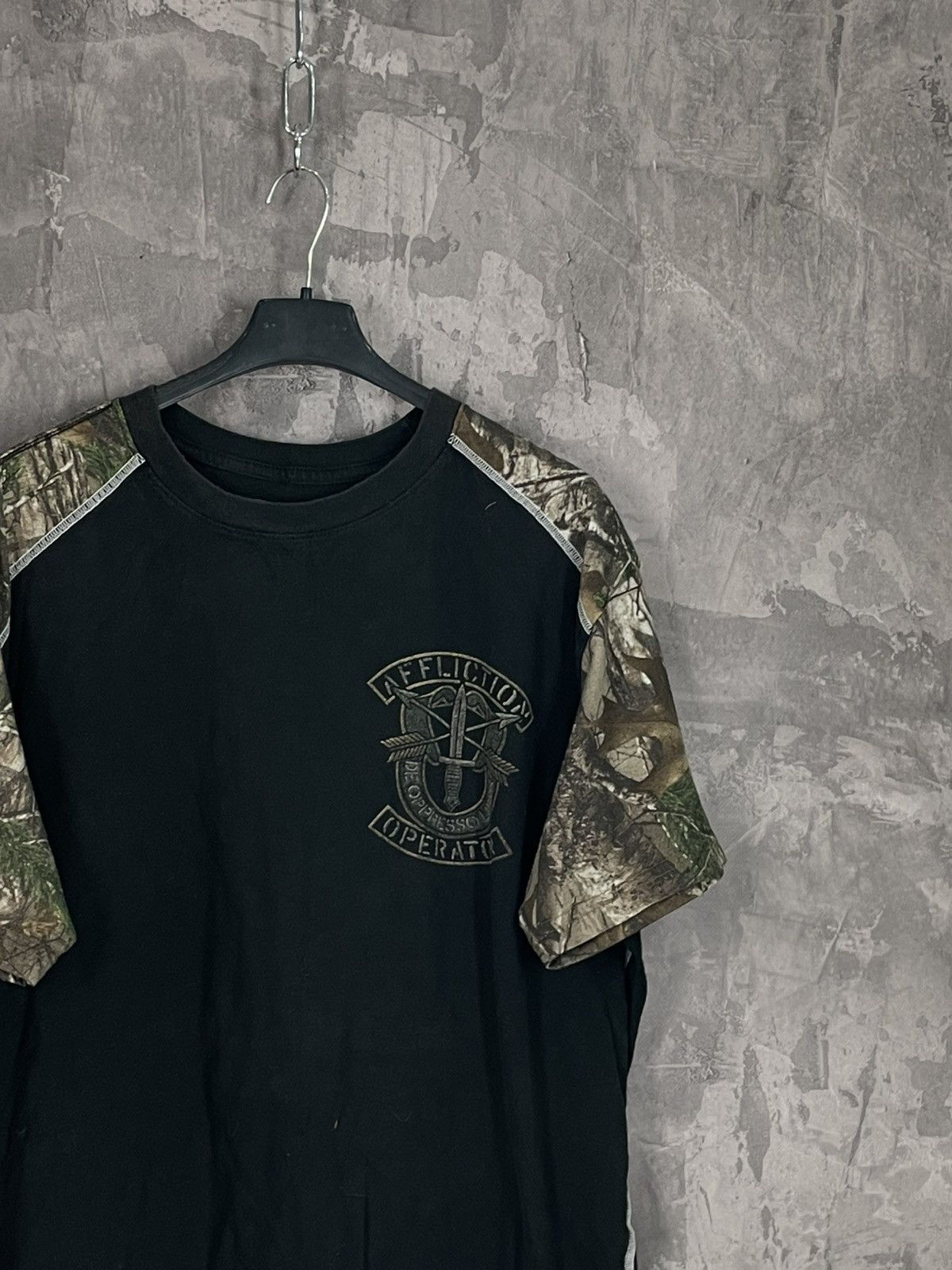 Vintage CRAZY Y2K Real Tree Camo Affliction T-Shirt Medium Size US XL / EU 56 / 4 - 10 Thumbnail