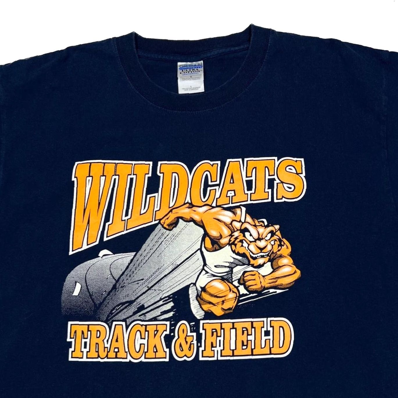 Gildan VINTAGE NCAA Wildcats Track & Field Graphic T-Shirt Large Mens Blue 00s Sports Shirt Size US L / EU 52-54 / 3 - 2 Thumbnail