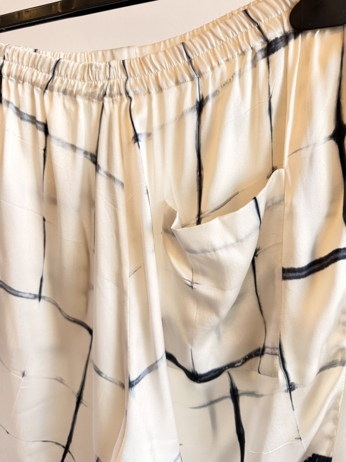 Other DELOS Printed Silk Shorts White Black Shibori Tie-Dye Size M Size US 31 - 5 Thumbnail