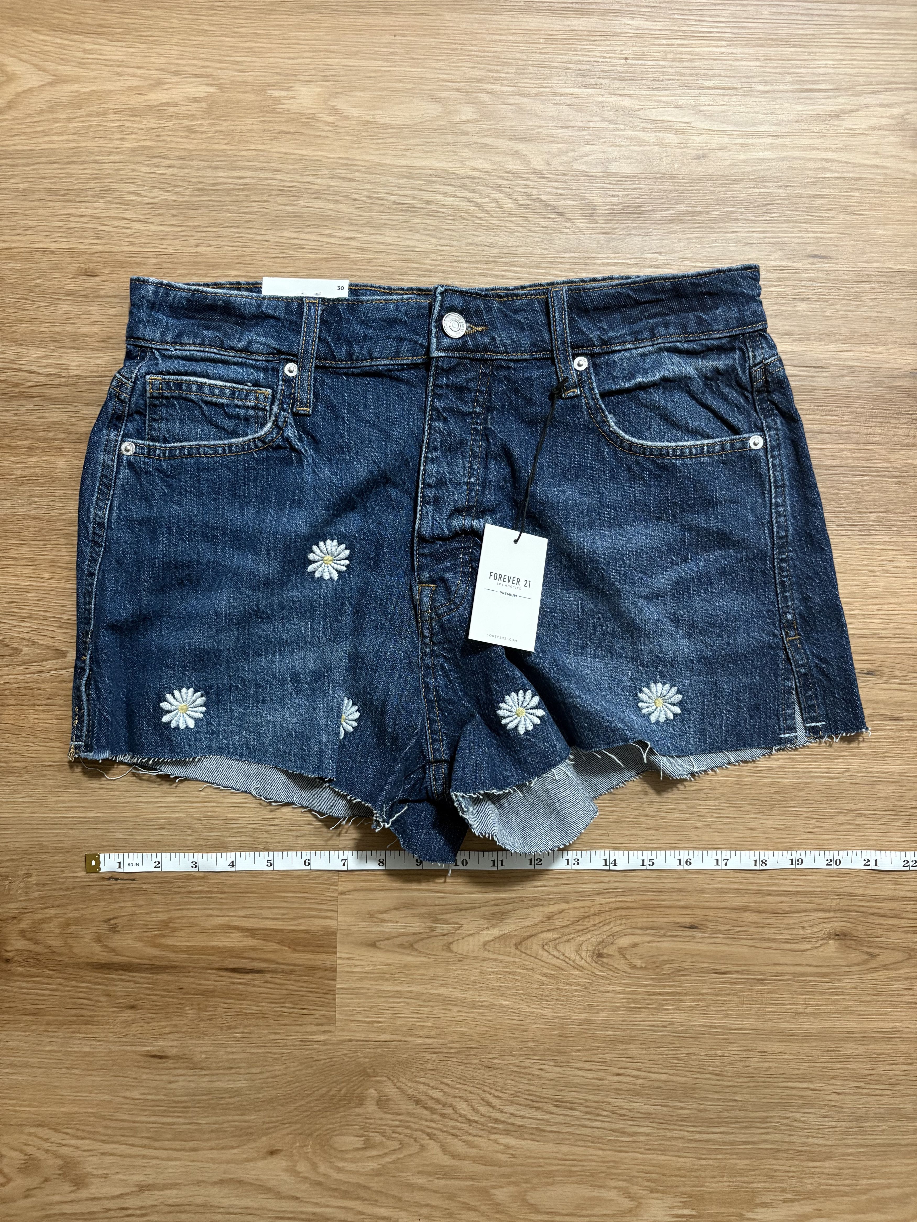 Forever 21 Premium denim shorts daisy embroidery Size 30" / US 8 / IT 44 - 2 Thumbnail