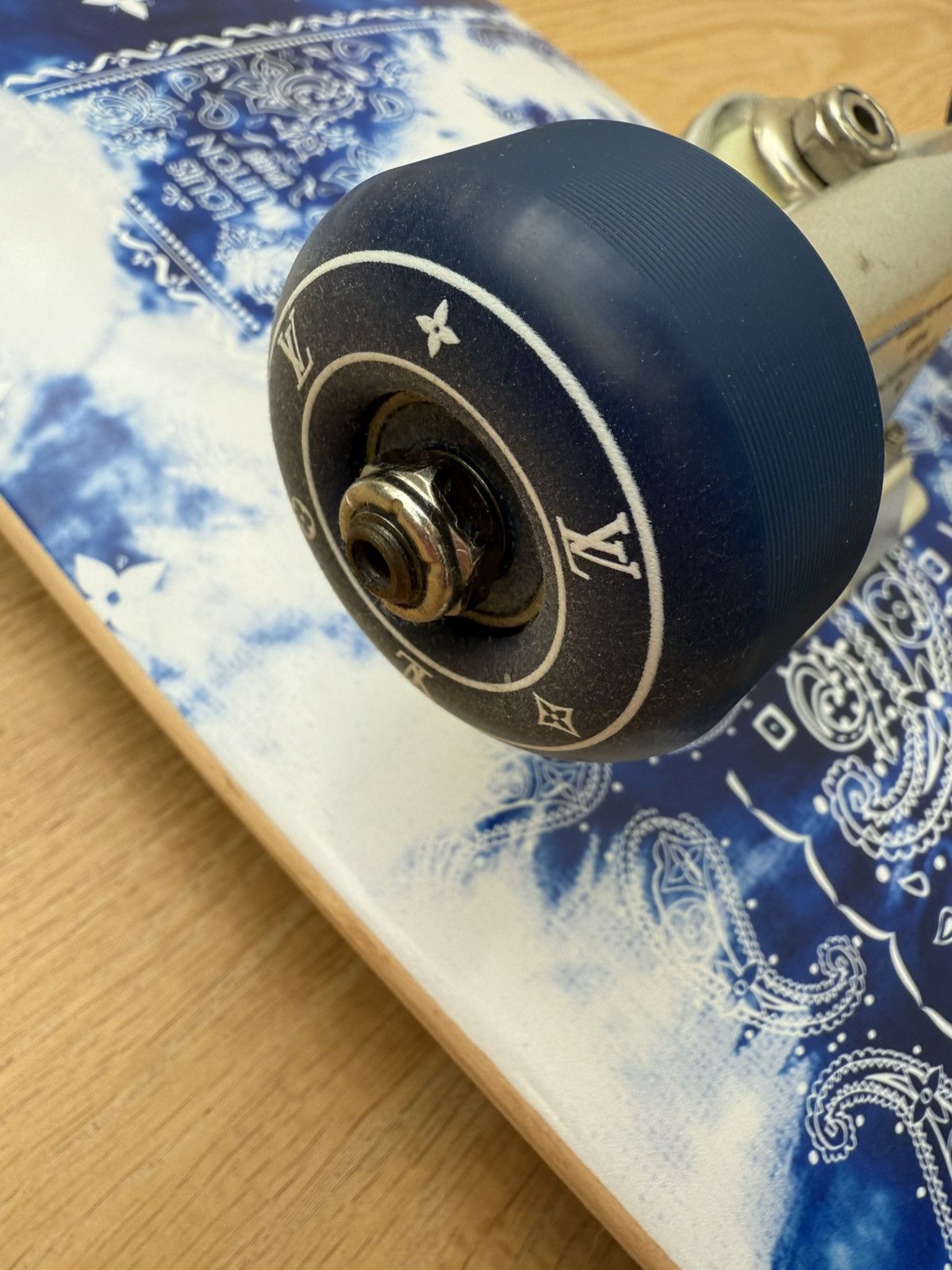 Louis Vuitton Louis Vuitton blue monogram bandana wood skateboard Size ONE SIZE - 5 Thumbnail
