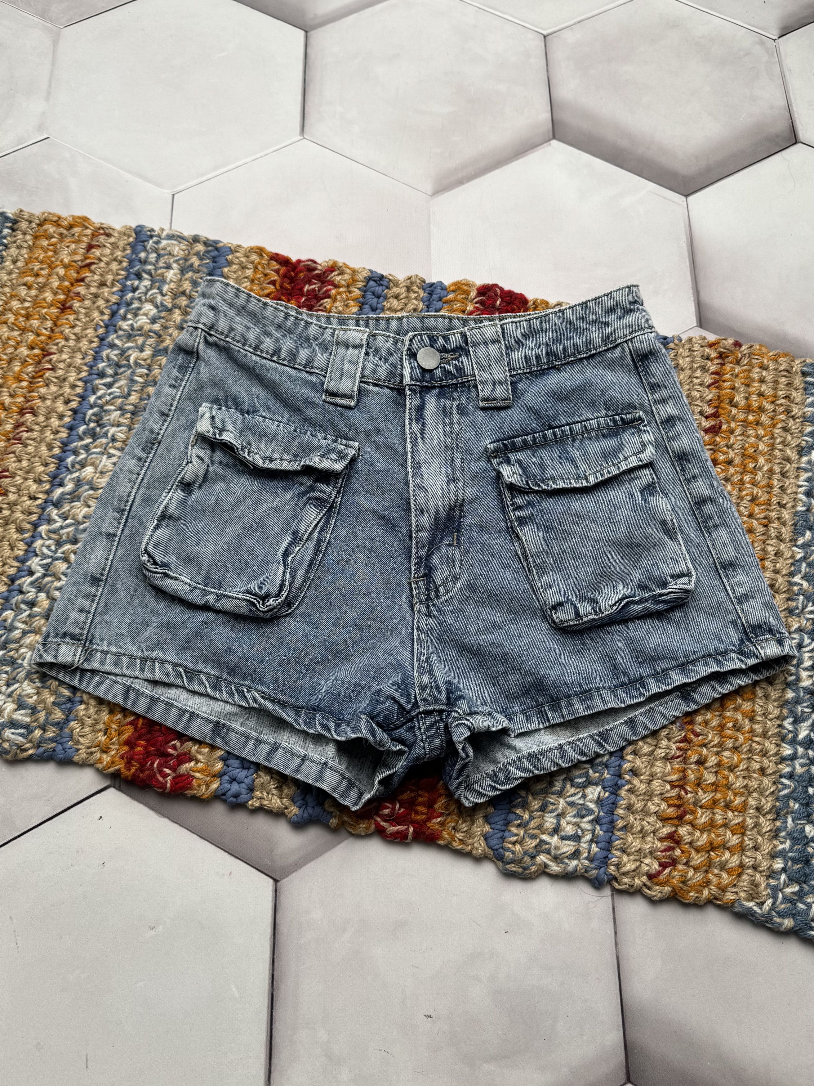Vintage Vintage Denim Cargo Shorts Low Rise Y2K Womens Pockets (E4) Size 25" / US 0 / IT 36 - 1 Thumbnail