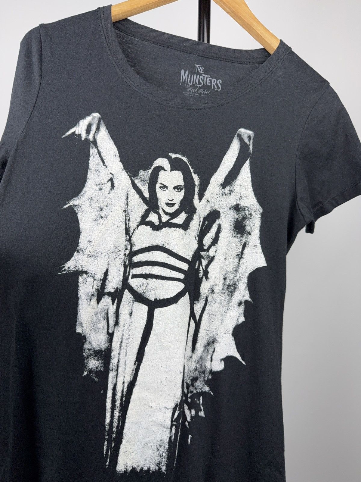 Band Tees 00s The Munsters Lily Munster Rock Rebel Tee Made in USA L Size L / US 10 / IT 46 - 3 Thumbnail