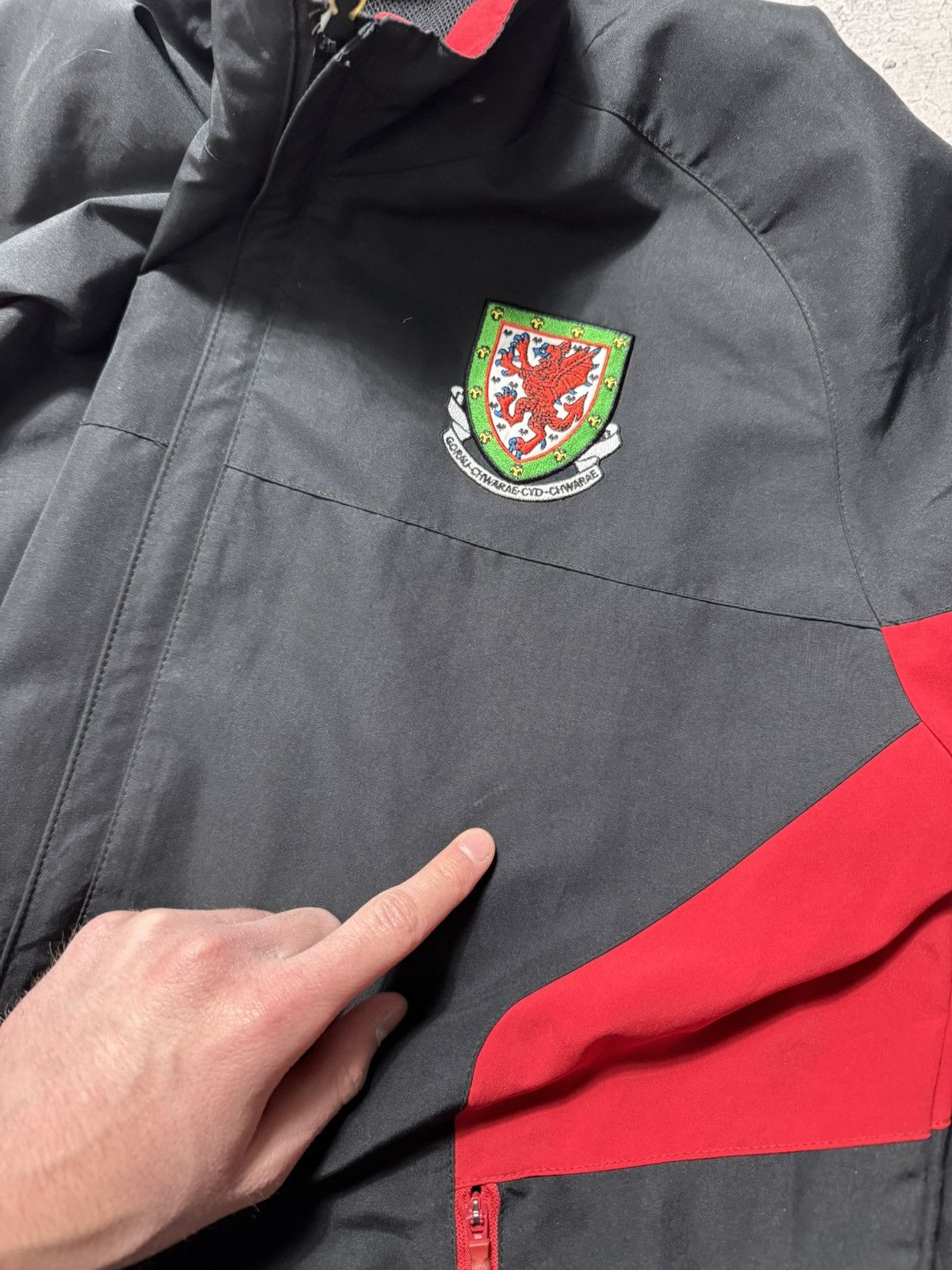 Umbro Umbro Wales Team Football Nylon Vintage Light Jacket Size L Size US L / EU 52-54 / 3 - 14 Thumbnail