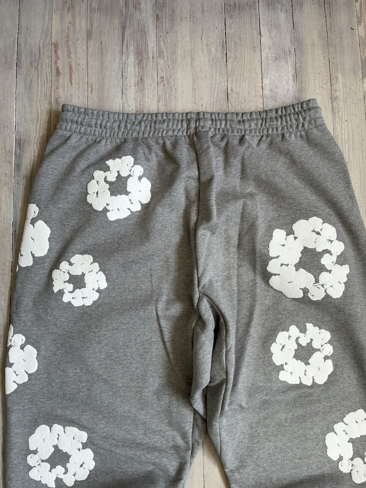 DENIM TEARS Denim Tears Grey Wreath Sweatpants XXL Size US 38 / EU 54 - 7 Thumbnail