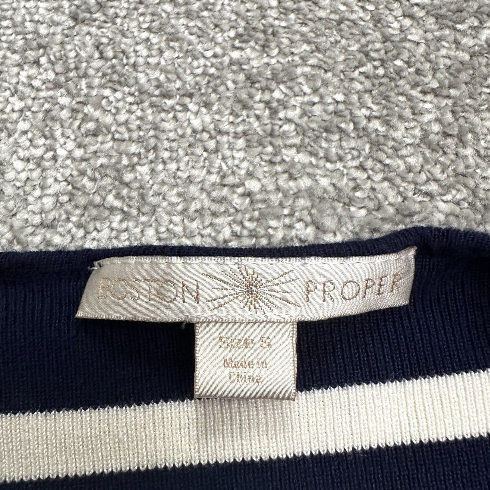 Boston Proper VINTAGE? No — Boston Proper Striped Knit V-Neck Sweater Women’s Small Blue White Pullover Knit Ruffle Accents Casual Women 2020s Size S / US 4 / IT 40 - 5 Thumbnail