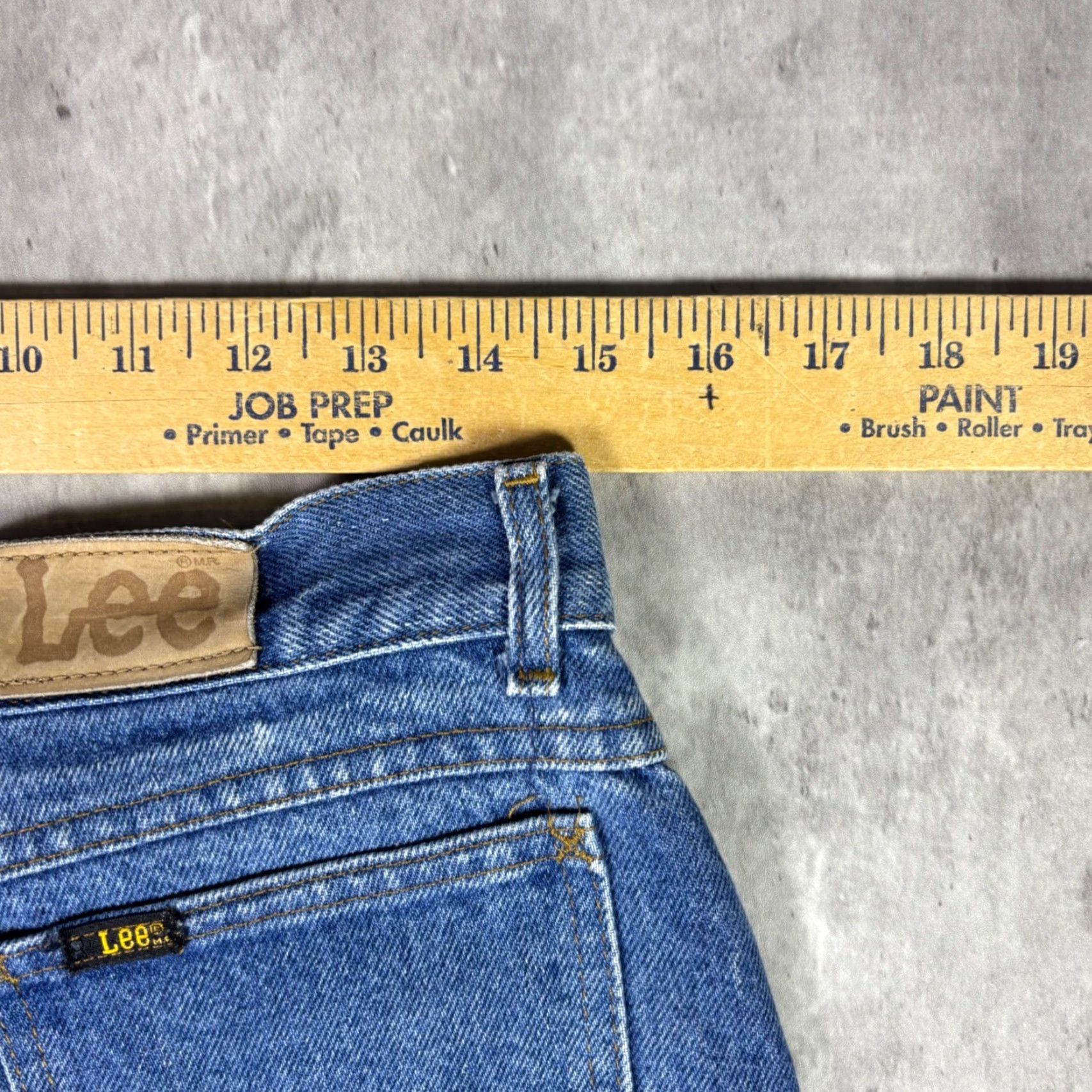 Lee VINTAGE Lee Jeans Mens Medium Wash Straight Leg Denim Pants 30x28 Retro 90s Regular Rise High 5-Pocket Logo Button Zip with Stretch Denim Blue Size US 30 / EU 46 - 3 Thumbnail