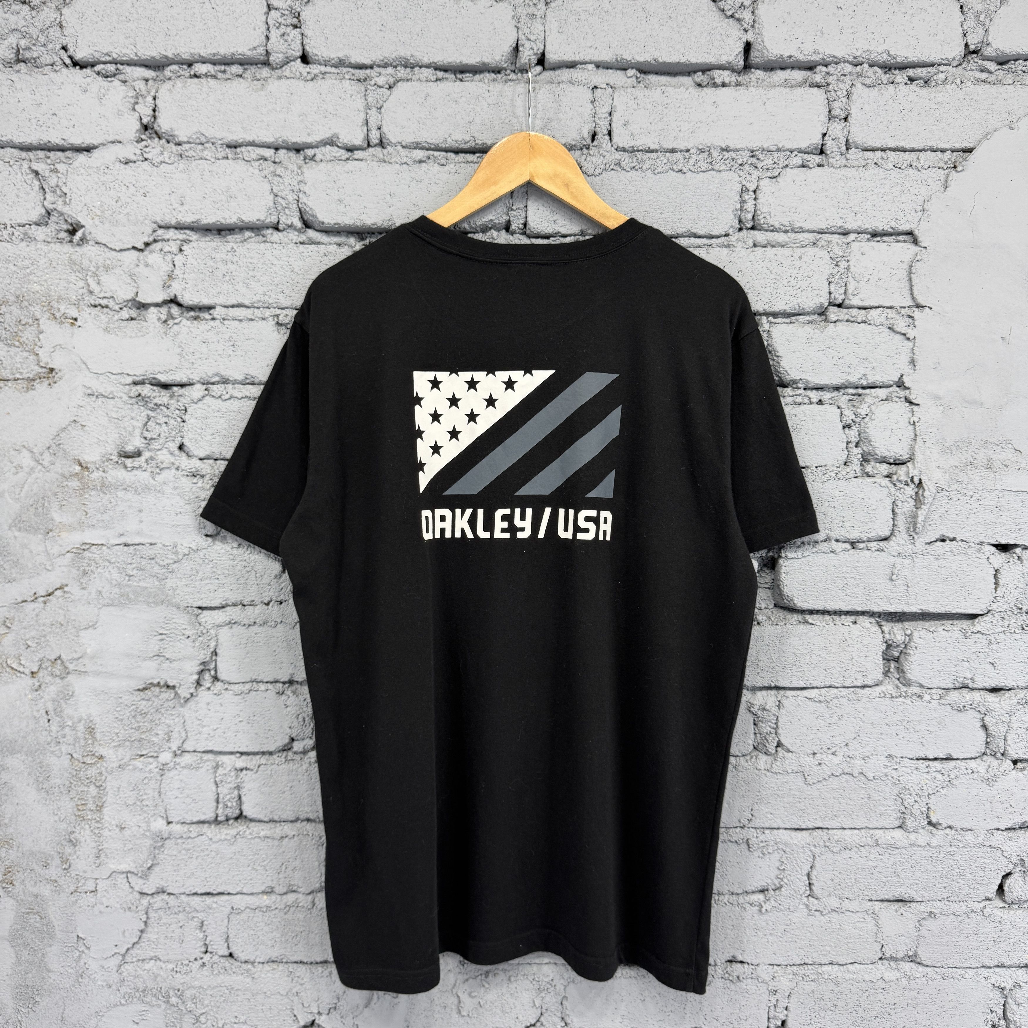 Oakley Oakley O Bark or Buckle USA Tshirt Stylized American Flag Size US XXL / EU 58 / 5 - 1 Thumbnail
