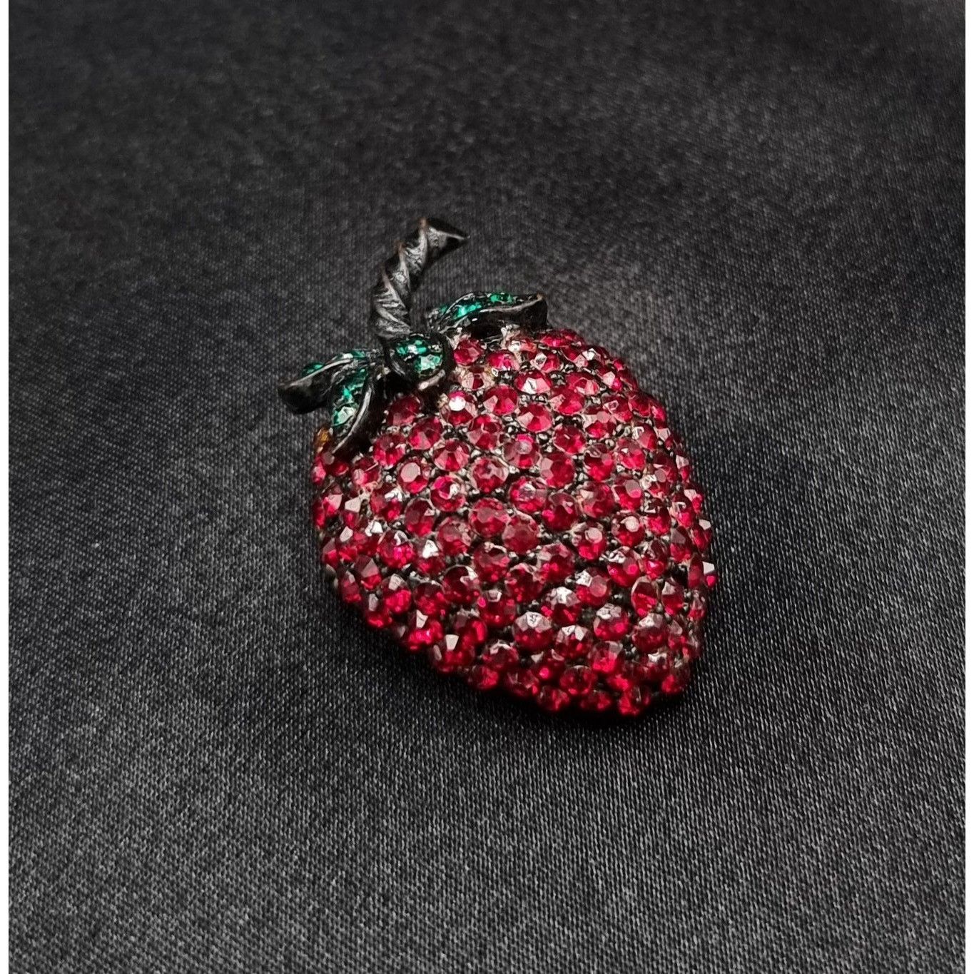 Vintage Vintage Weiss 1960s Strawberry Red Rhinestone Brooch With Gr Size ONE SIZE - 1 Thumbnail