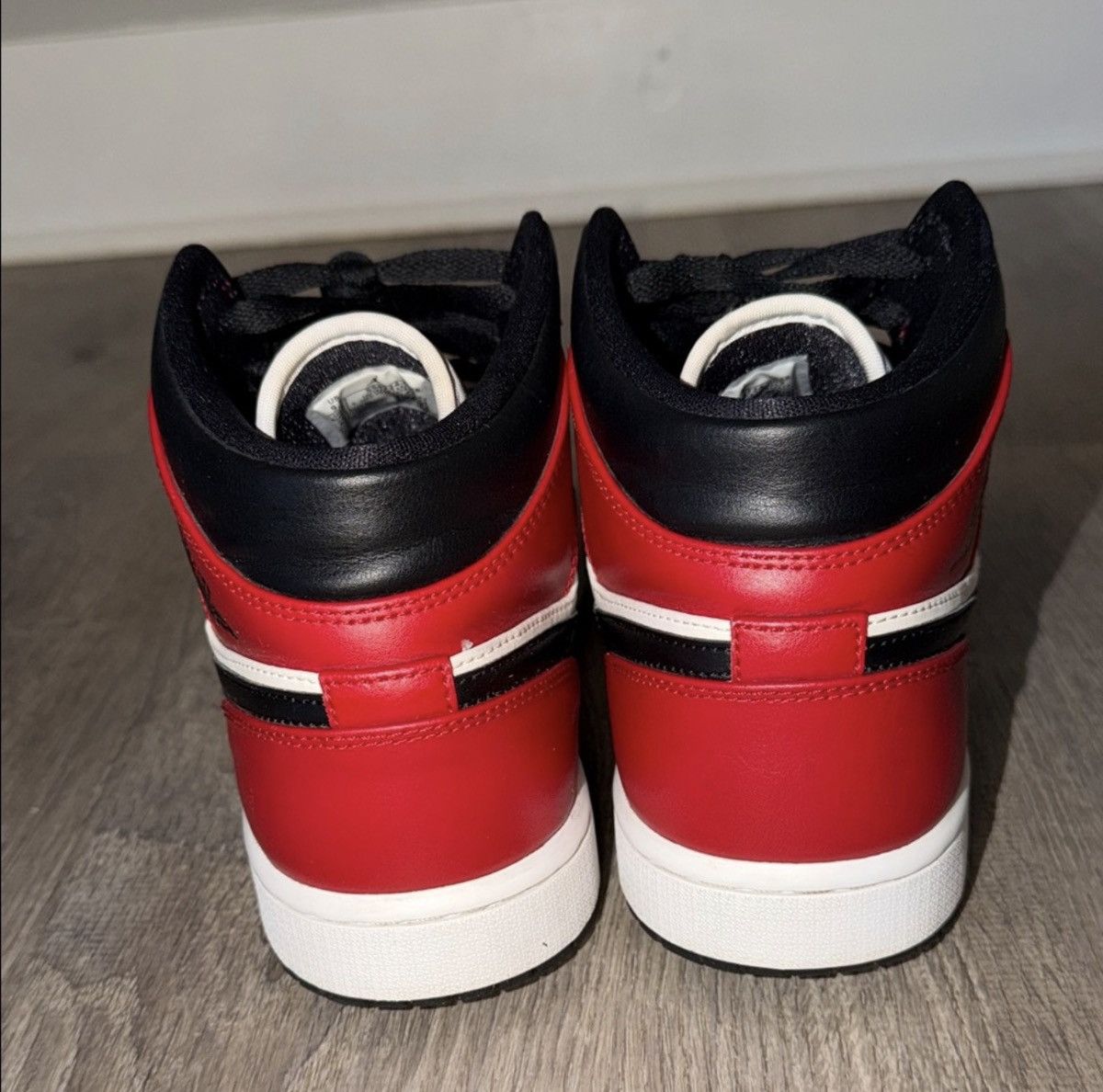 Jordan Brand Air Jordan 1 Mid ‘Chicago Black Toe’ Size US 9.5 / EU 42-43 - 9 Thumbnail