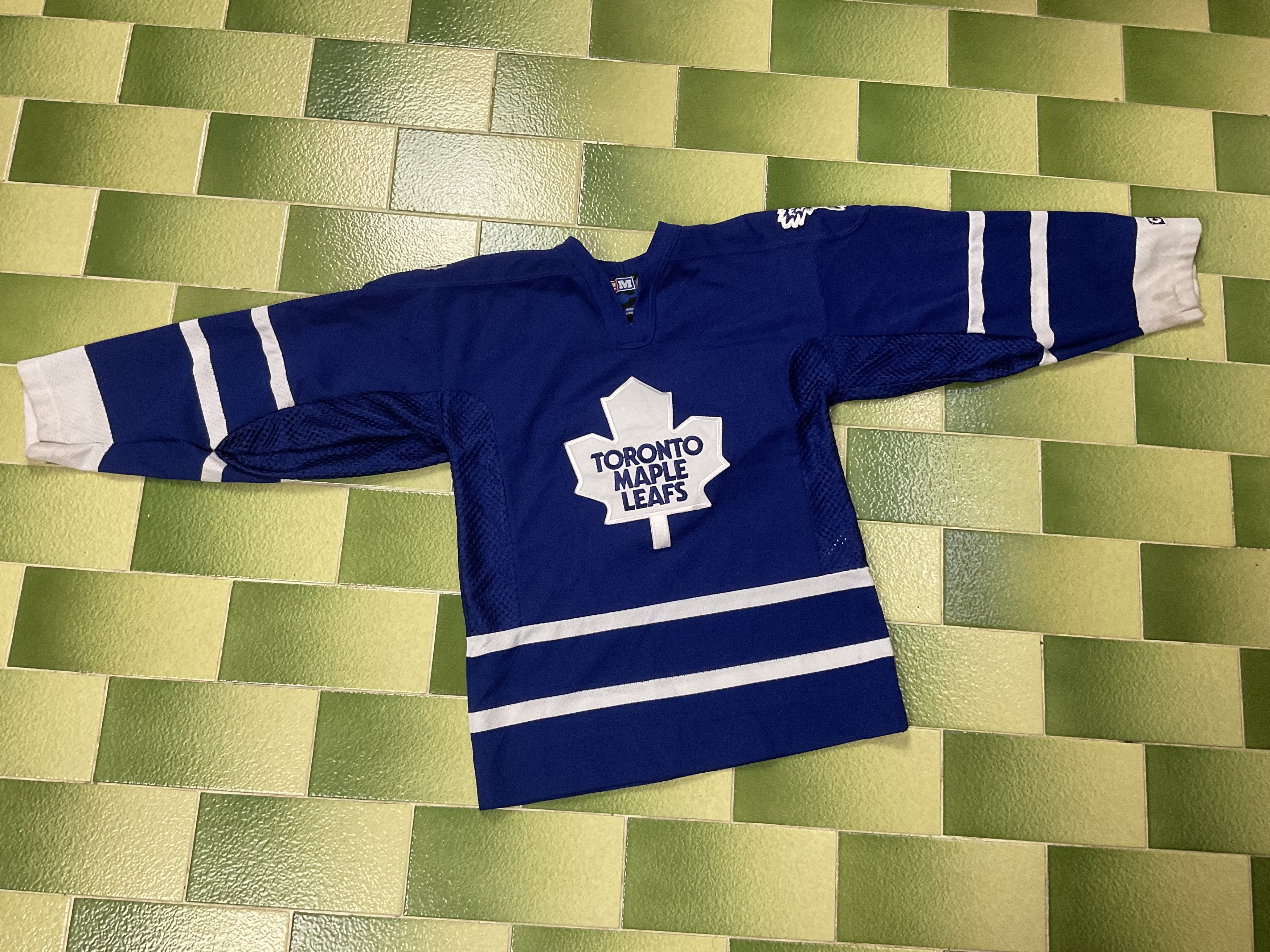 NHL Two Vintage CCM Toronto Maple Leafs jersey & Boys S/M Jersey Size US L / EU 52-54 / 3 - 5 Thumbnail