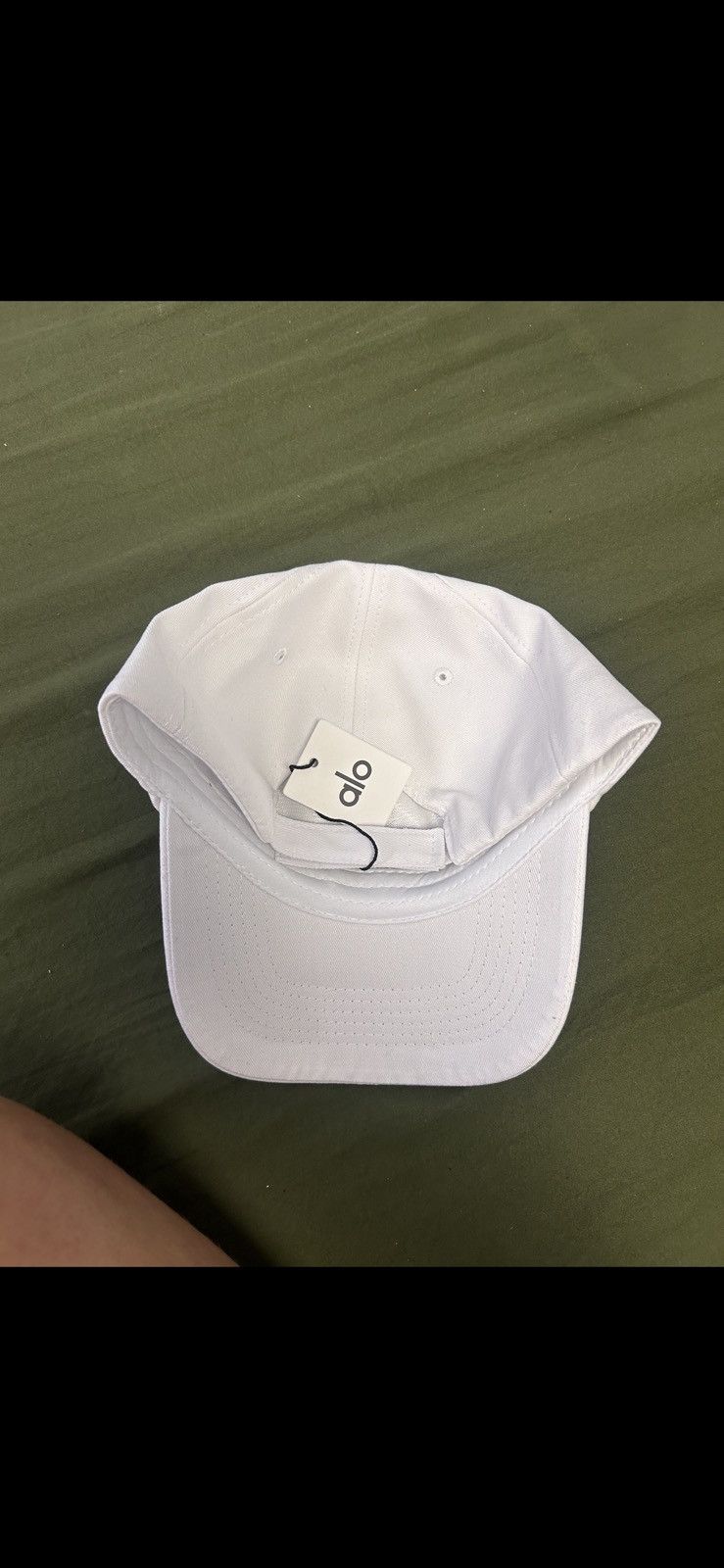 Alo Yoga Alo performance OFF DUTY CAP in white with black logo