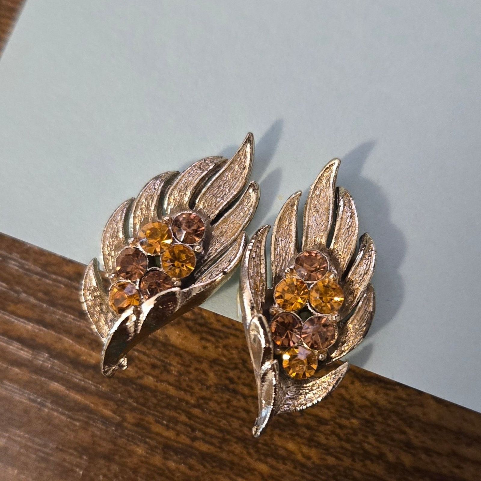 Pieces Uniques Vintage CORO Pegasus Signed Gold Leaf Clip-on Earrings Size ONE SIZE - 4 Thumbnail