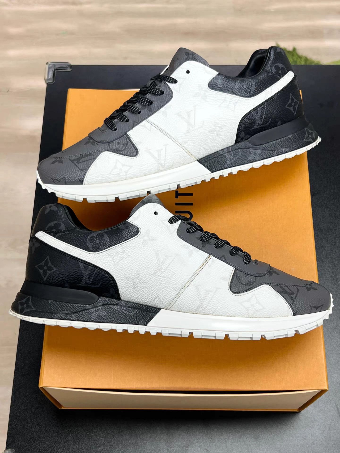 Louis Vuitton Louis Vuitton RUN AWAY Monogram White/Grey K15 Size US 9 / EU 42 - 5 Thumbnail