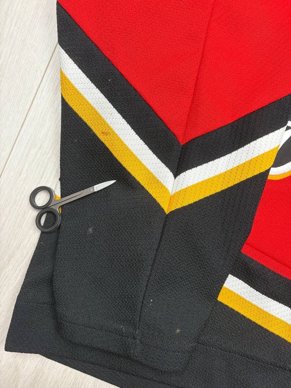 Ccm Vintage Calgary Flames Hockey Jersey NHL CCM Size US S / EU 44-46 / 1 - 4 Thumbnail