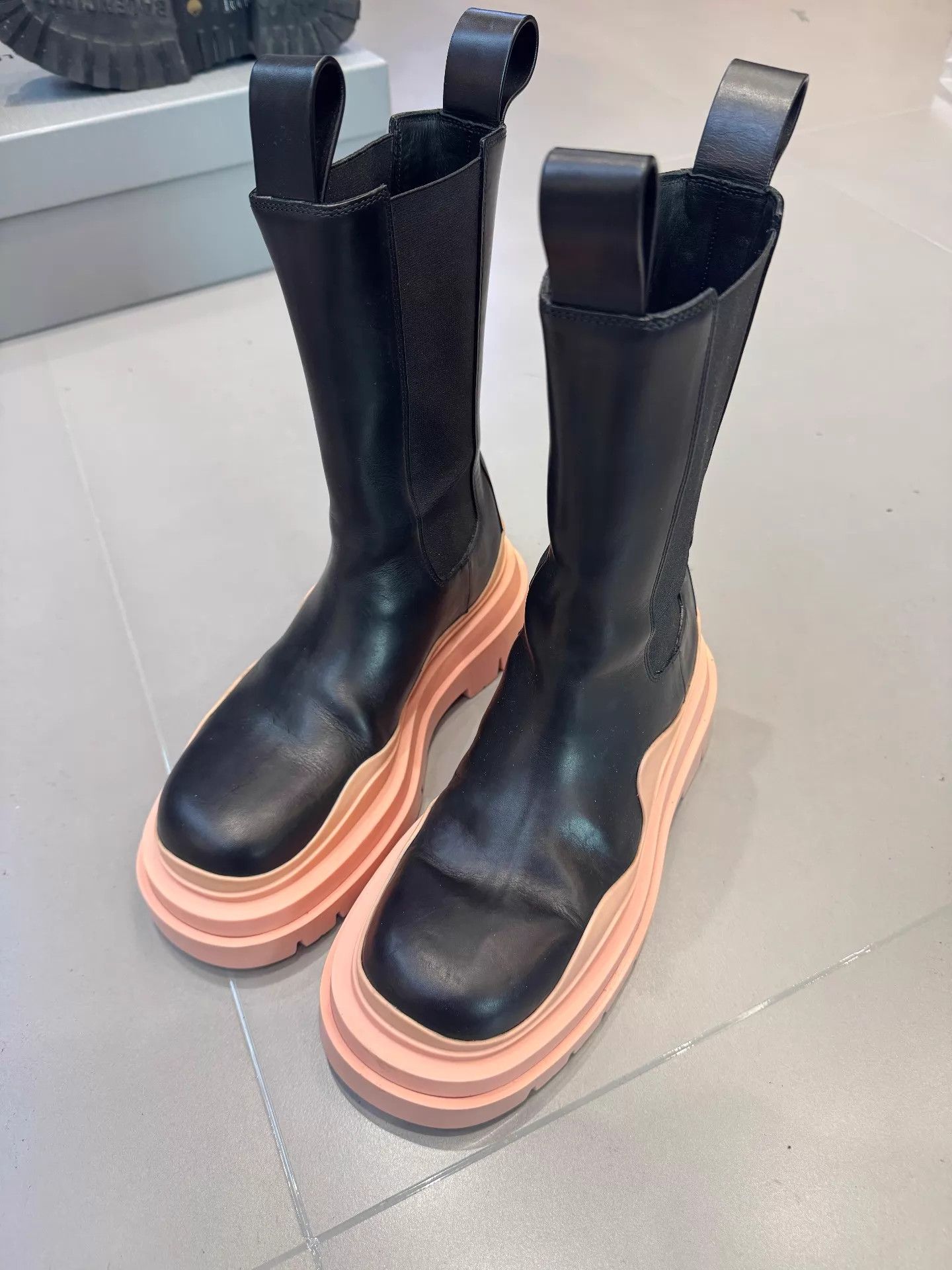 Bottega Veneta Bottega Veneta Chelsea boots women's black pink sole 36 EU Size US 5.5 / IT 35.5 - 1 Thumbnail