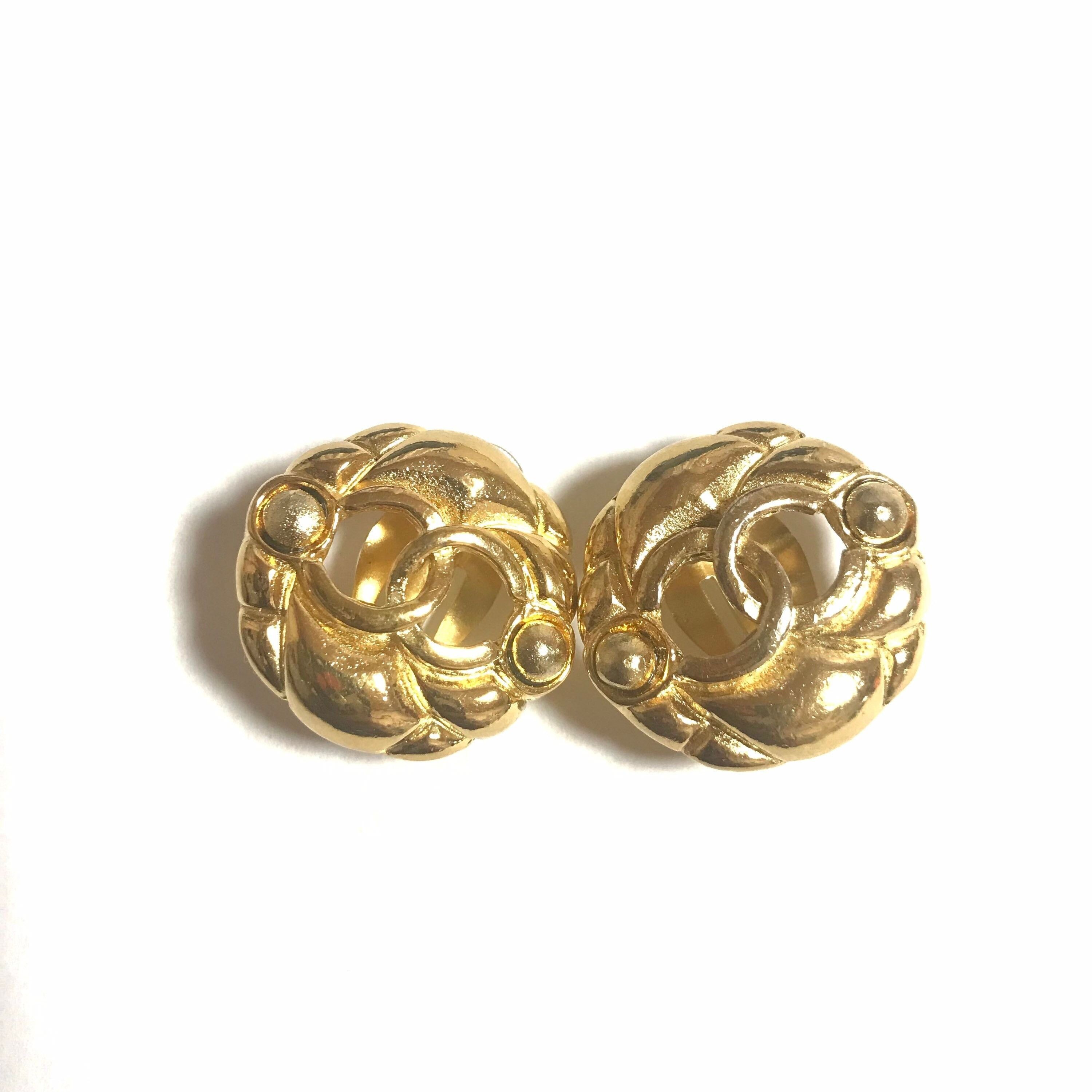 Chanel Vintage CHANEL gold tone round earrings with CC mark. Classi Size ONE SIZE - 2 Thumbnail