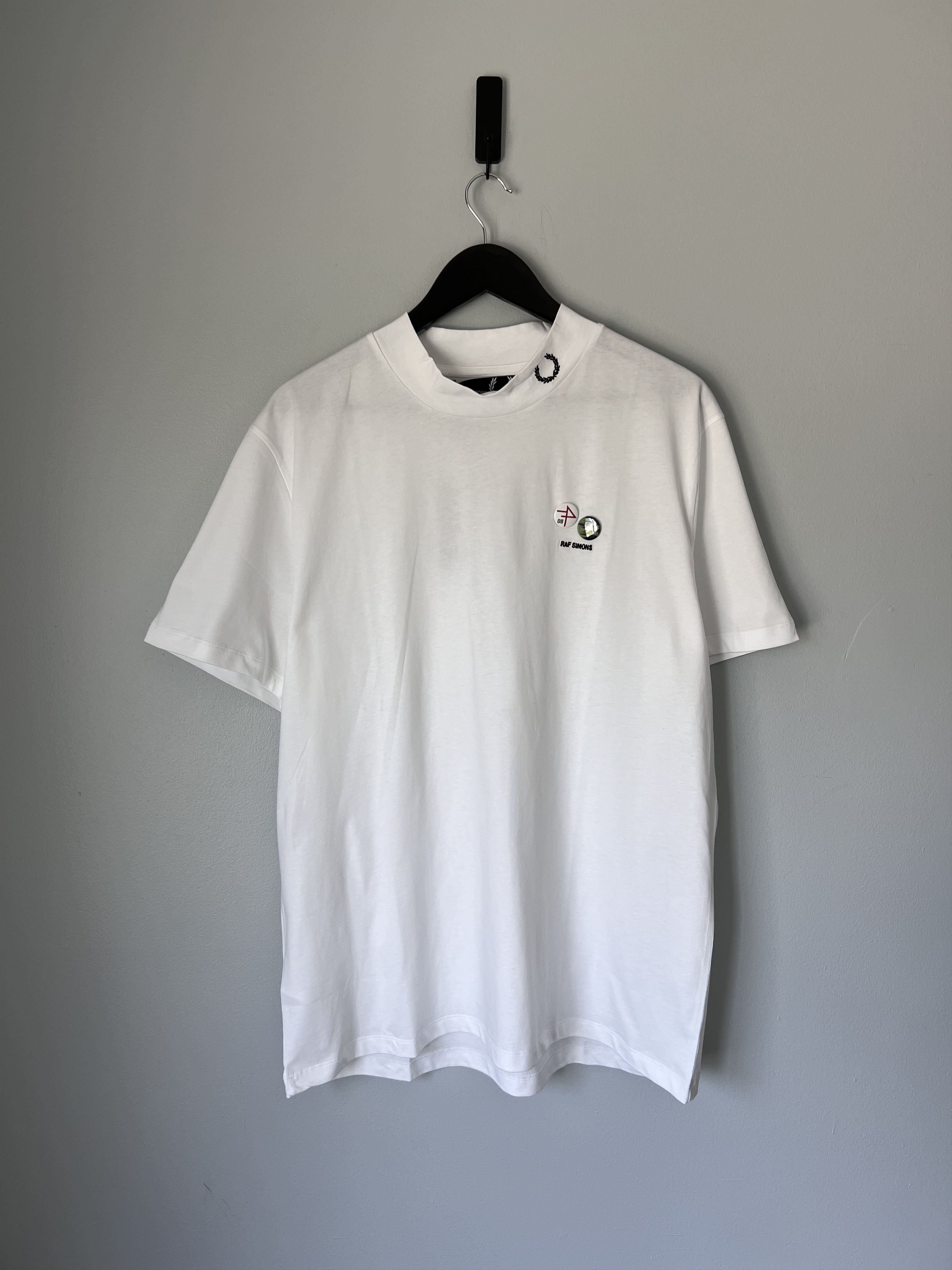 Fred Perry × Raf Simons Raf Simons Fred Perry Mock Neck Tee in White Size US XL / EU 56 / 4 - 1 Thumbnail
