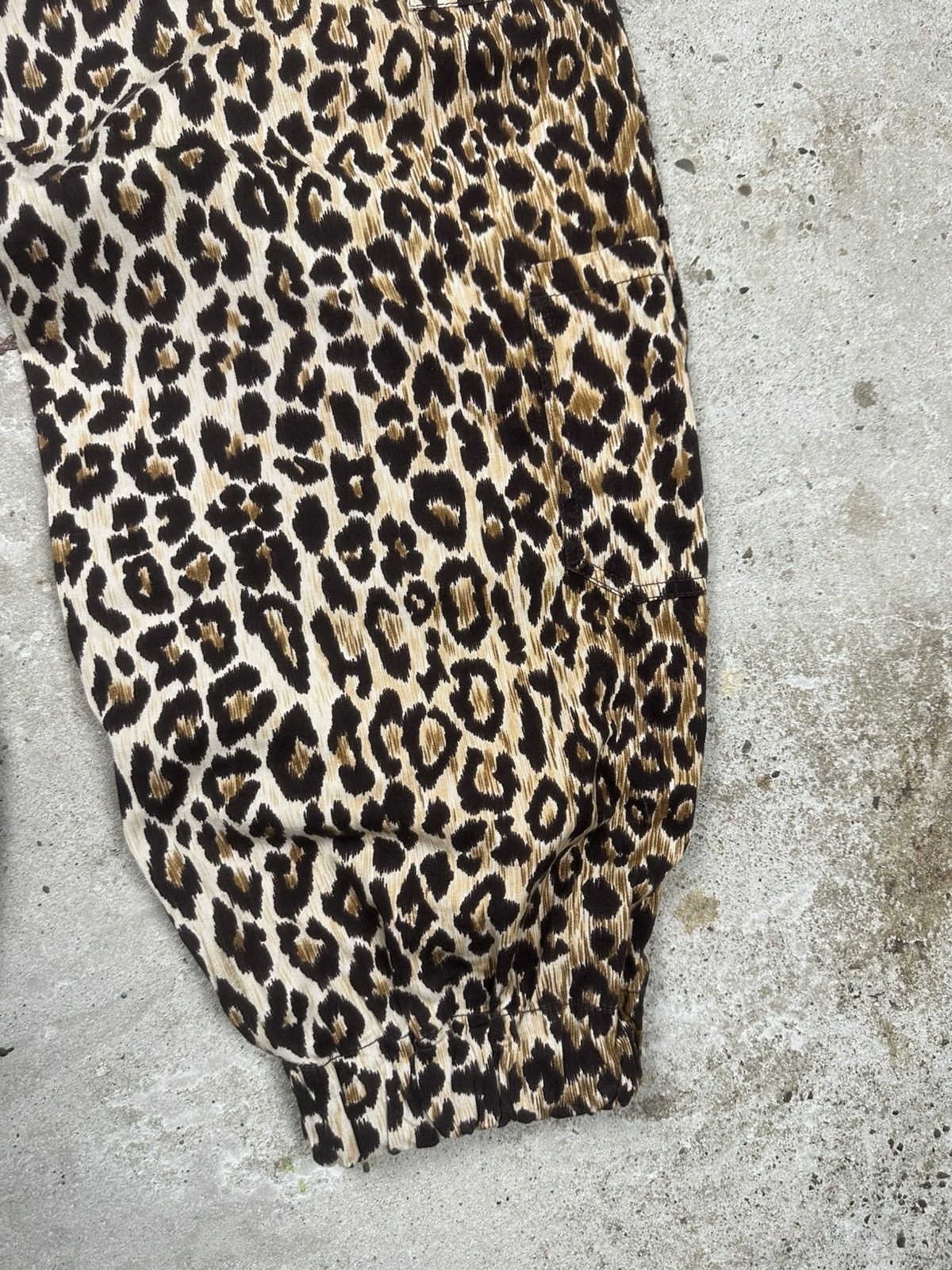 Dolce & Gabbana 2000s Dolce & Gabbana Leopard Print Baggy Cargo Pants Size 32" / US 10 / IT 46 - 15 Thumbnail