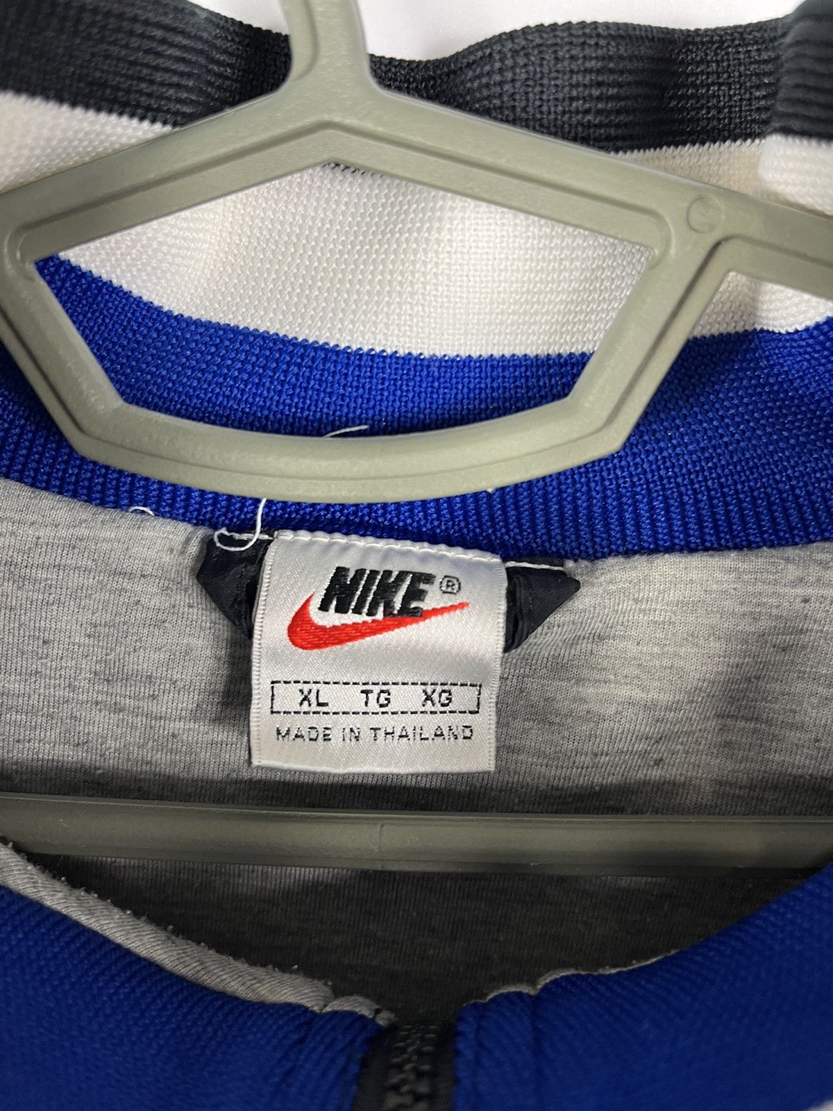 Nike 90s Nike Swoosh Big Logo Back Embroidery Light Nylon Jacket Size US XL / EU 56 / 4 - 4 Thumbnail