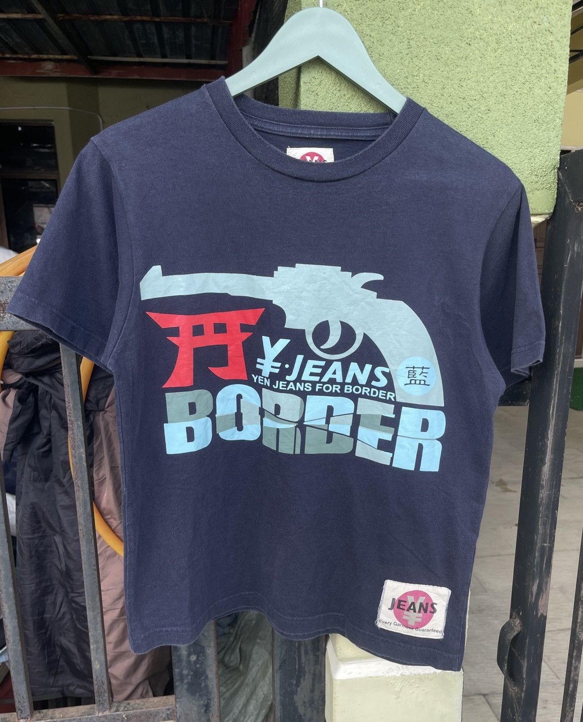 Evisu Vintage 90s ¥en Jeans For Border a Gun Graphic Tshirt Size US S / EU 44-46 / 1 - 2 Thumbnail
