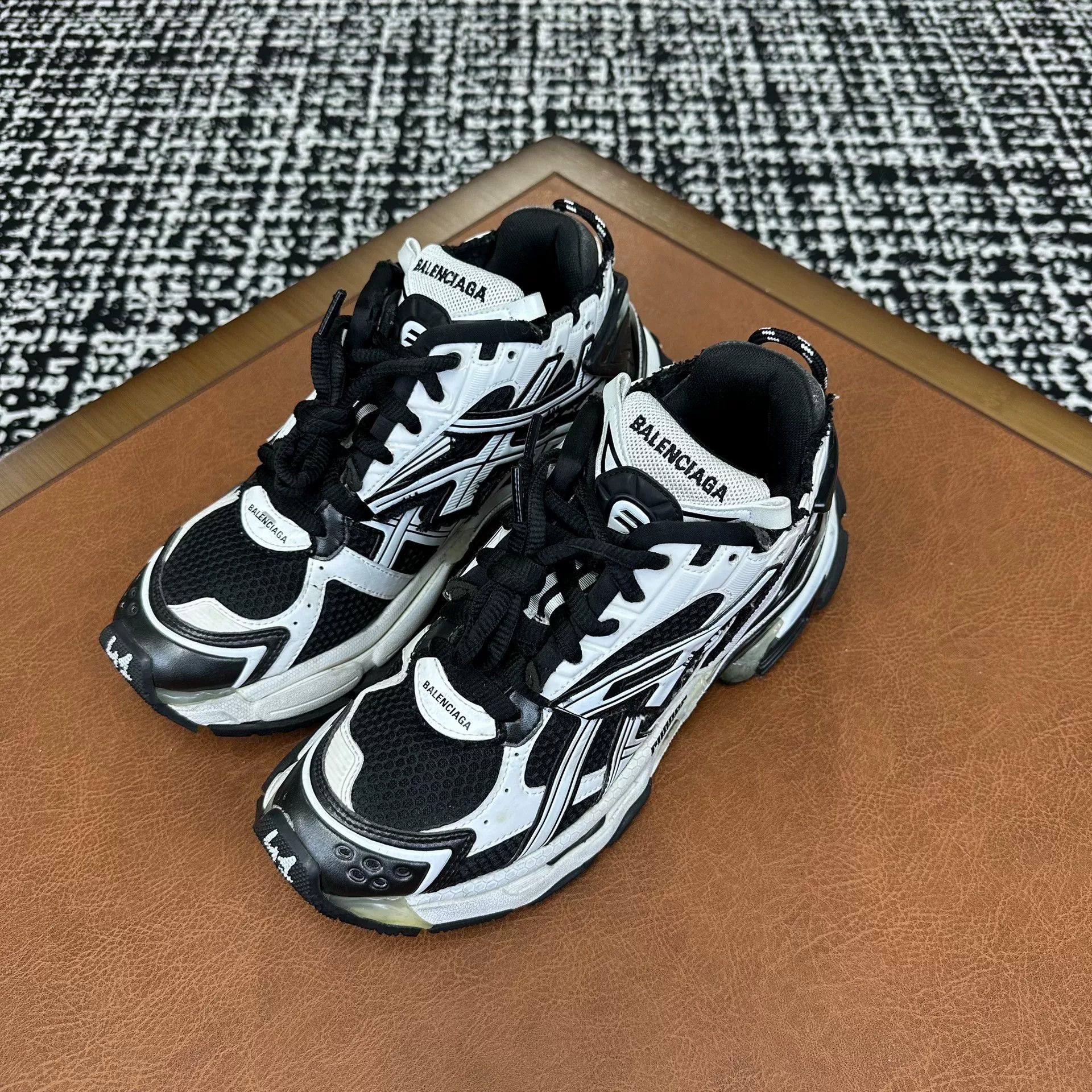Balenciaga Balenciaga Running Black Lowtop Sneakers 8 Men Size US 8 / EU 41 - 1 Thumbnail
