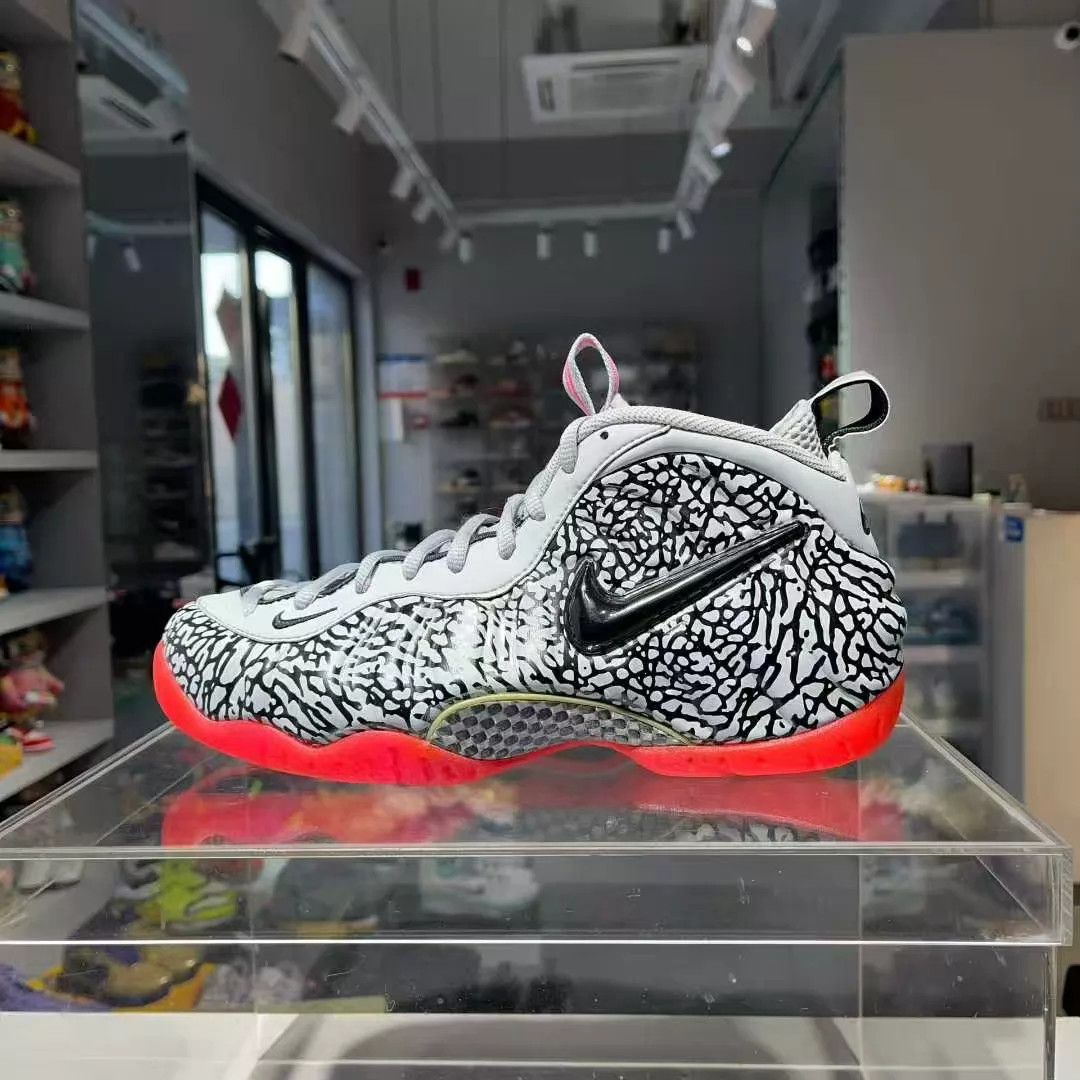 Nike Elephant Bubble 44 Worn Once Size US 11 / EU 44 - 2 Thumbnail