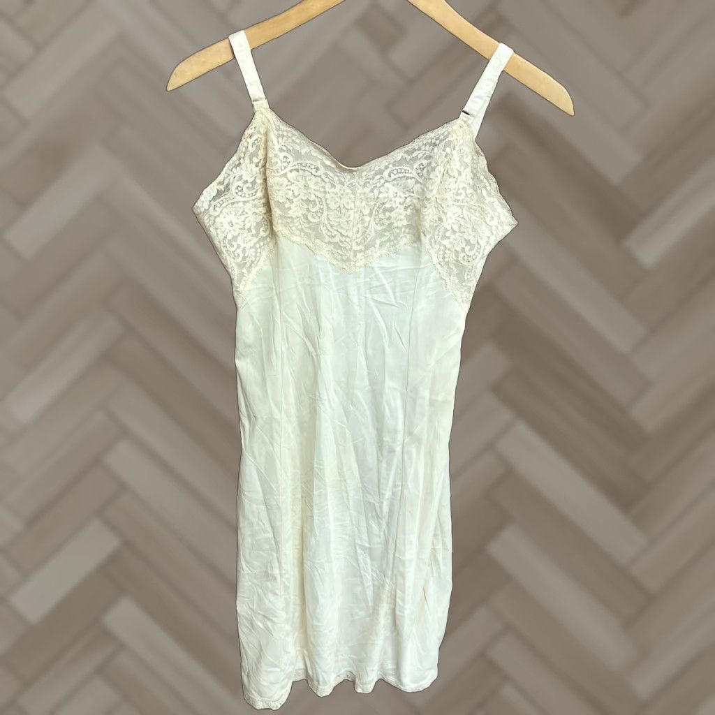 Vintage VINTAGE Wonder Maid Ivory Non Cling Nylon 34 Chantilly Lace Slip Chemise T27 Shirt Womens Size ONE SIZE - 1 Thumbnail