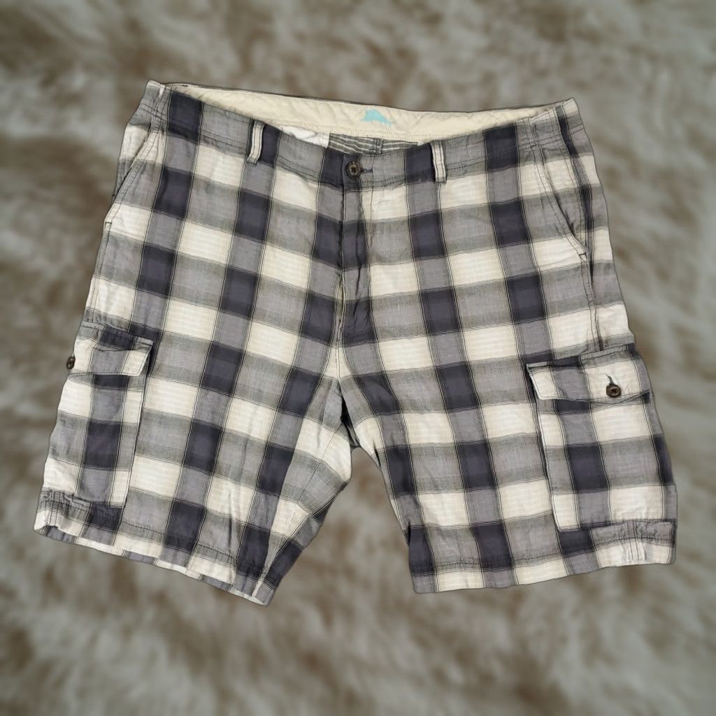 Tommy Bahama Tommy Bahama Cargo Shorts Mens 40 Gray Plaid Outdoor Casual Beachwear Adult Medium Gray Pattern Logo Pockets 90s? No decade given. Men Size US 40 / EU 56 - 1 Thumbnail